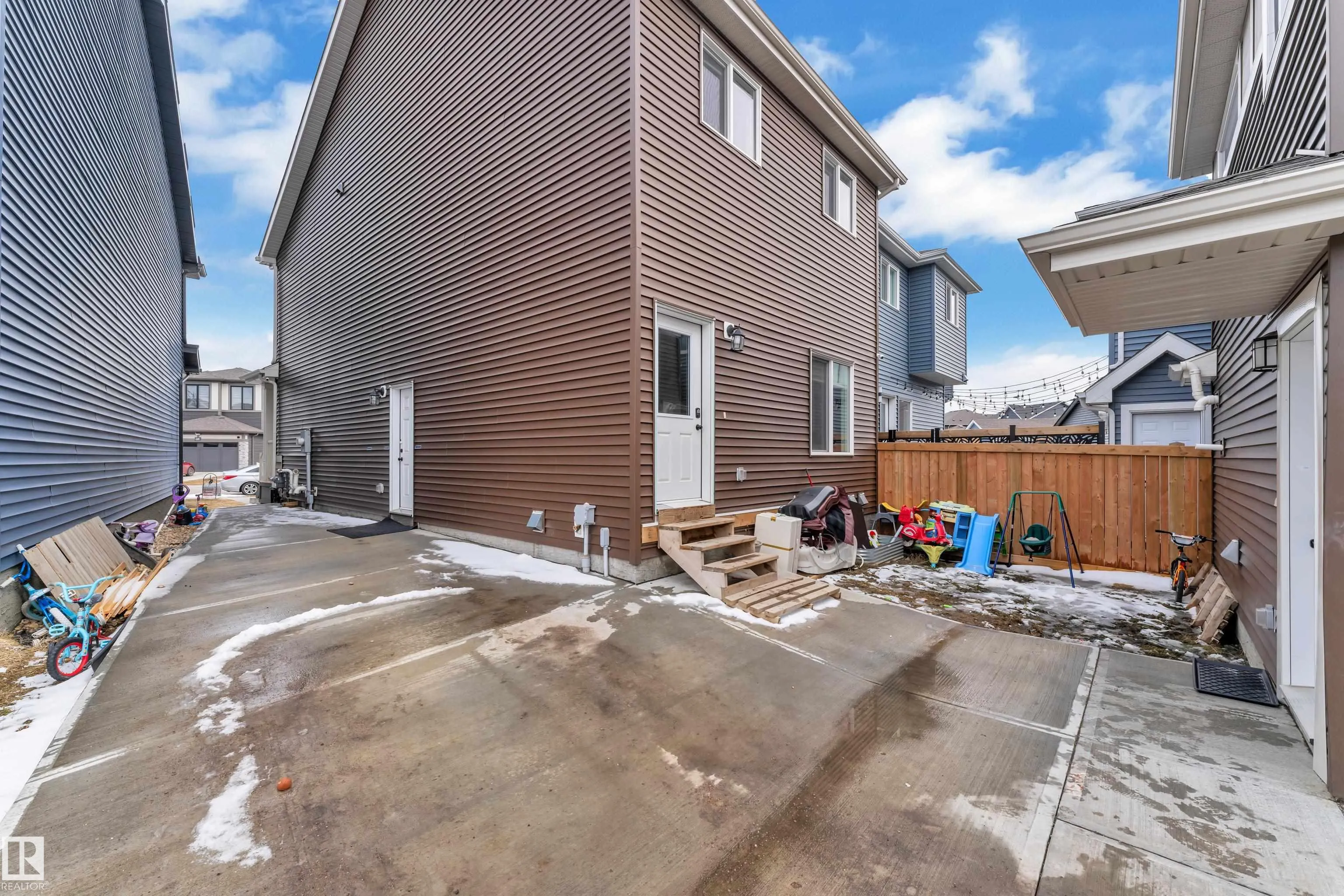 1645 PLUM CIRCLE Circle