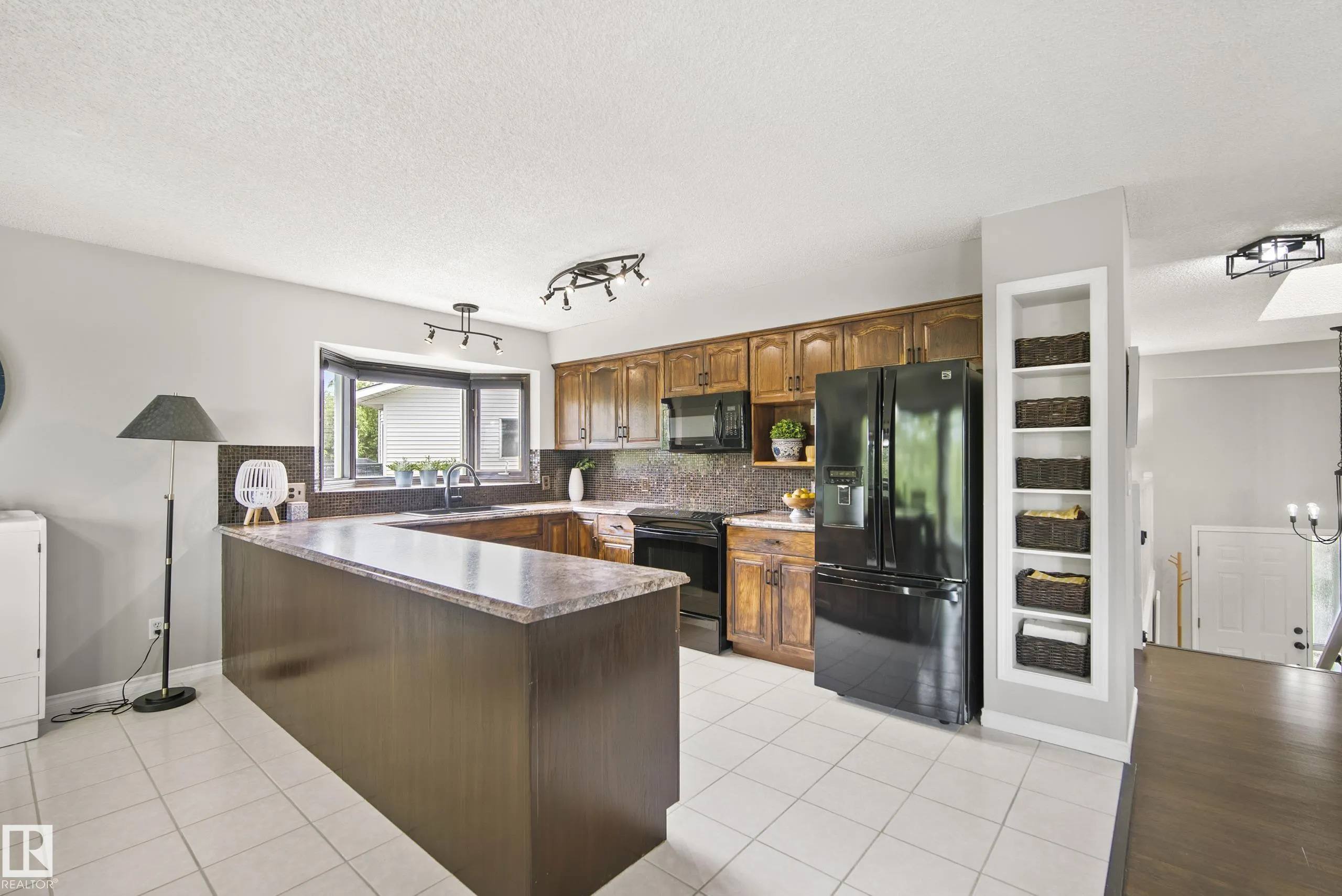 75 CHARLTON Crescent