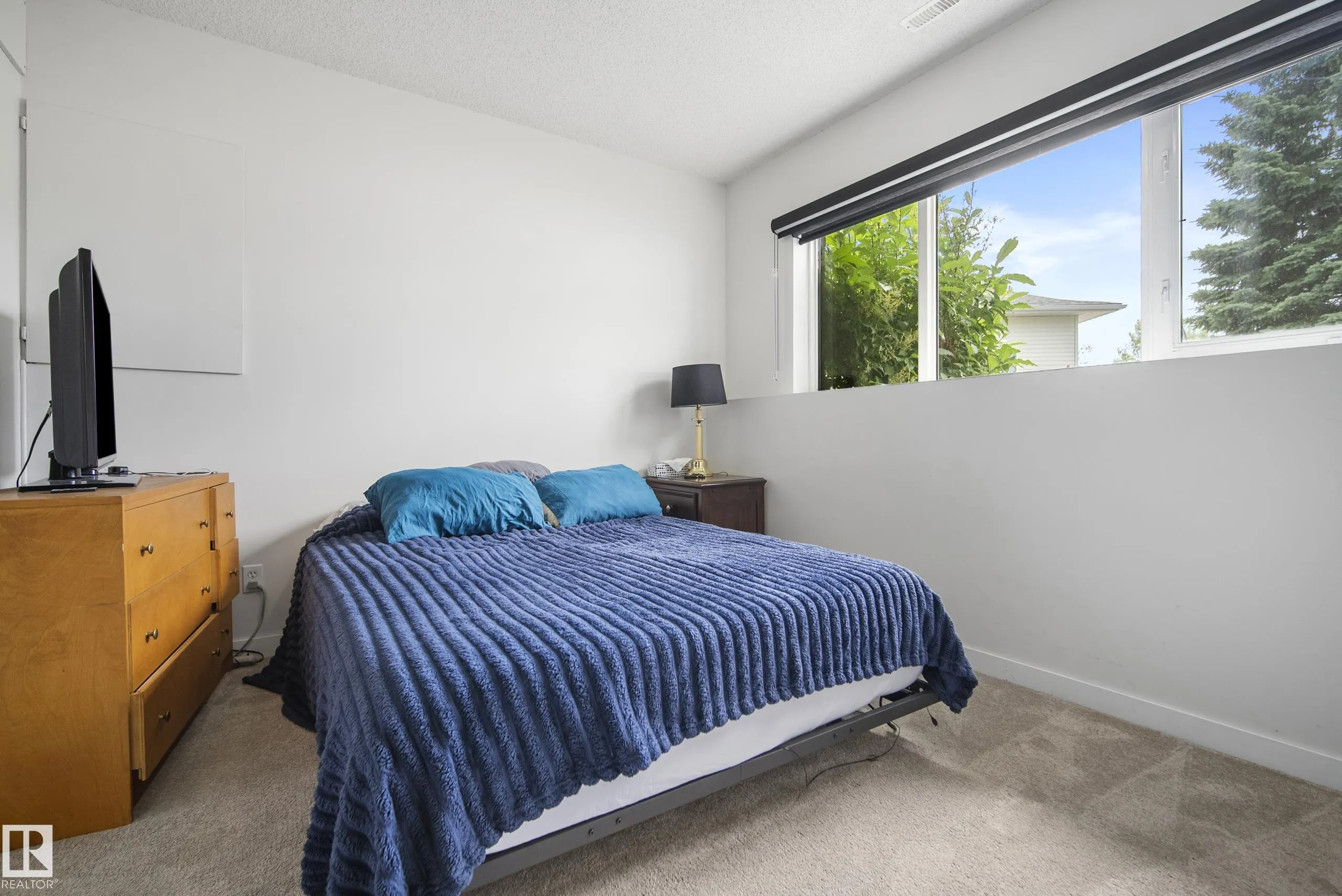 75 CHARLTON Crescent