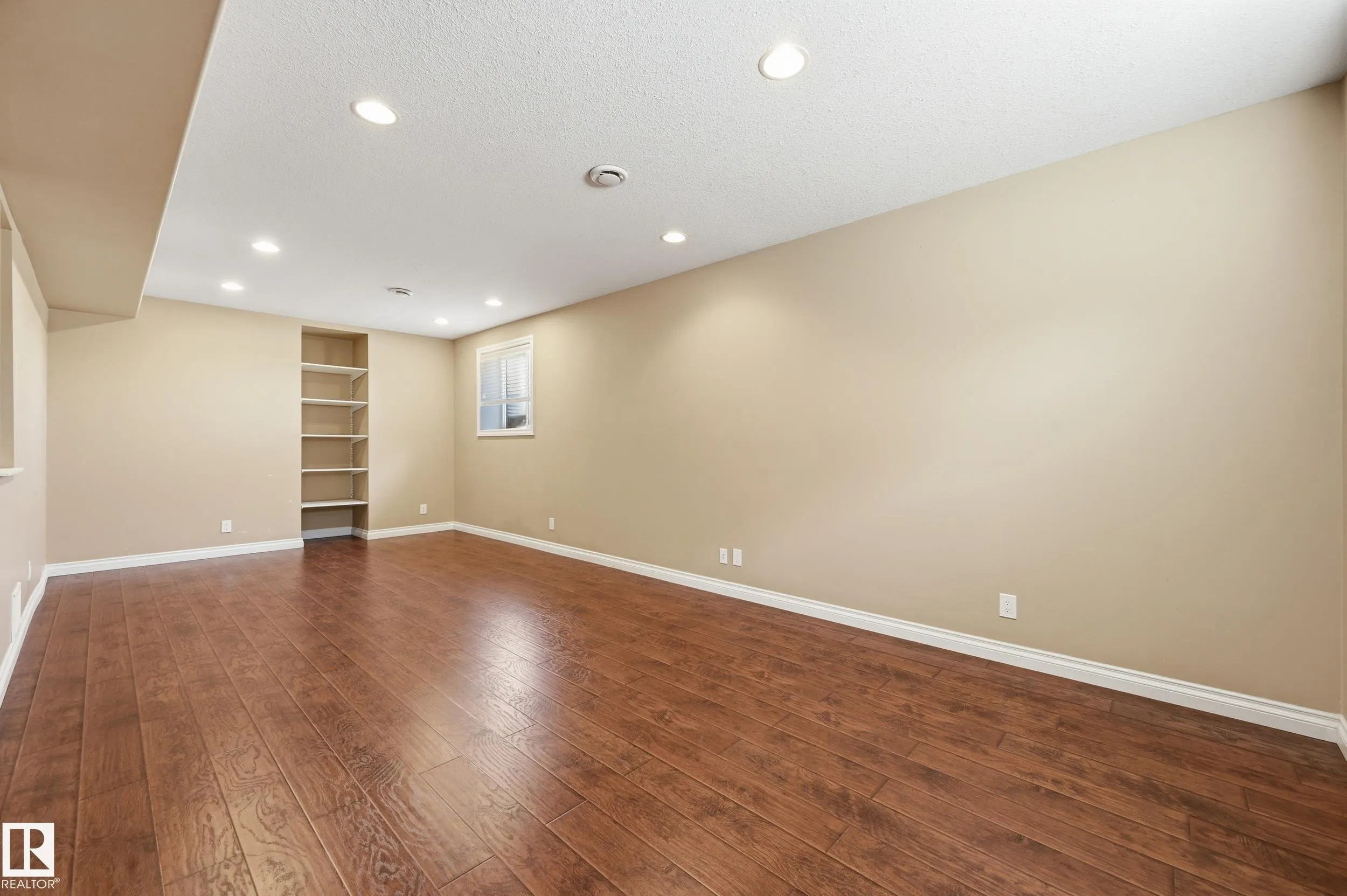 1590 Chapman Way