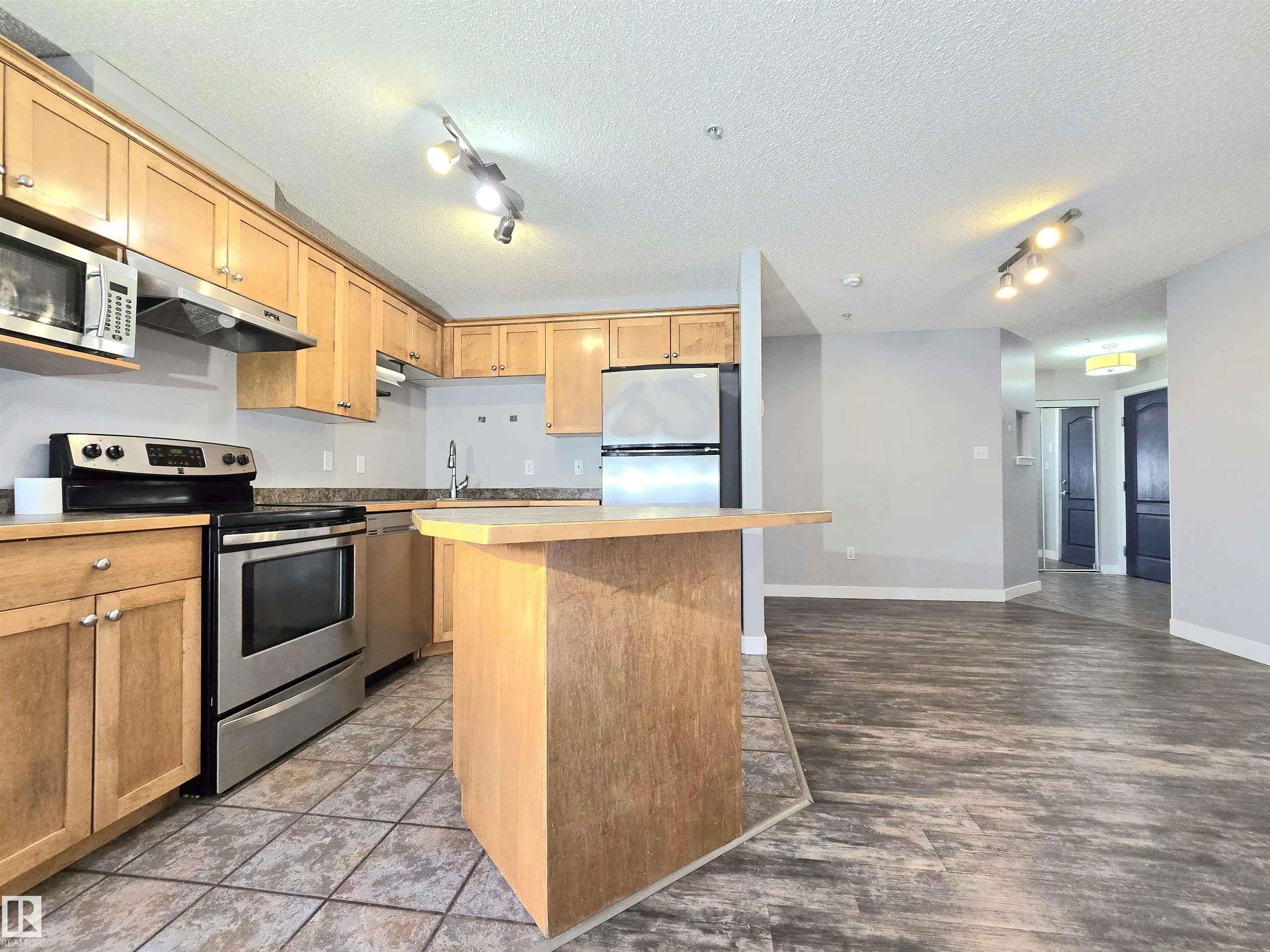 155 EDWARDS Drive