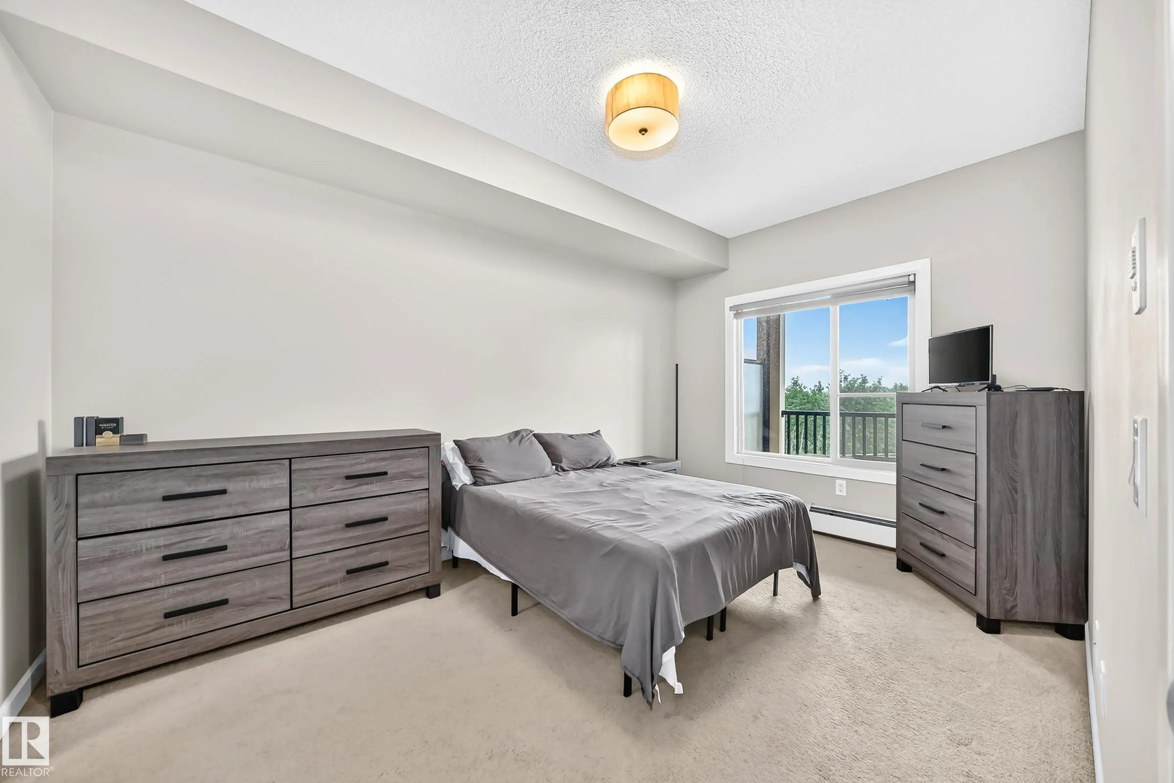 3715 WHITELAW Lane