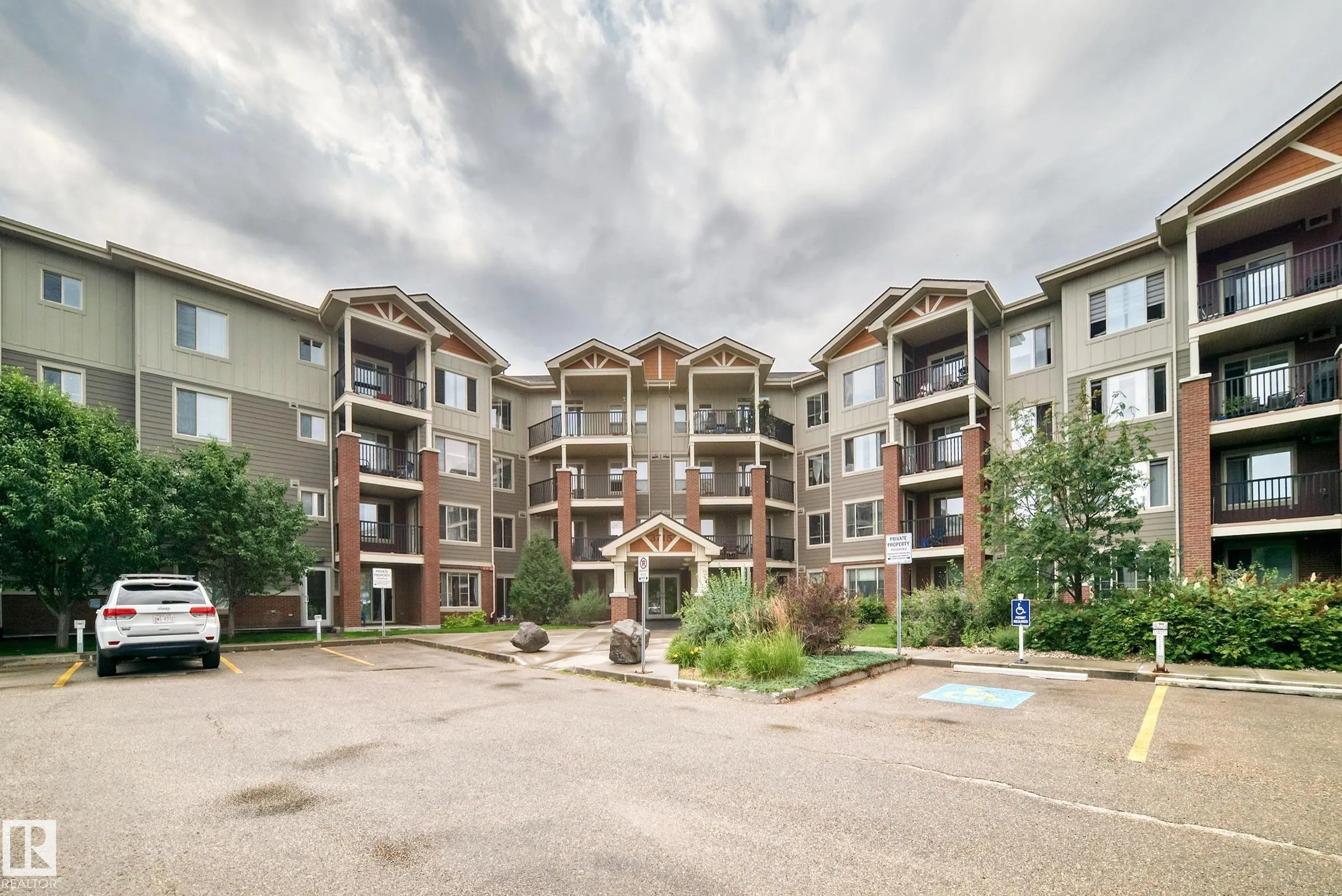 3715 WHITELAW Lane