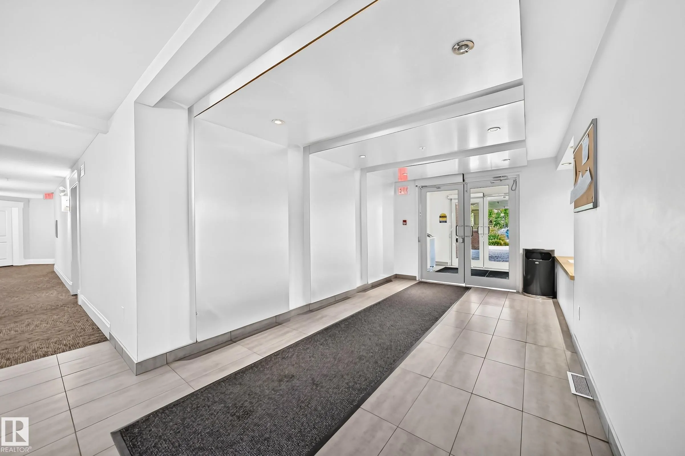 3715 WHITELAW Lane
