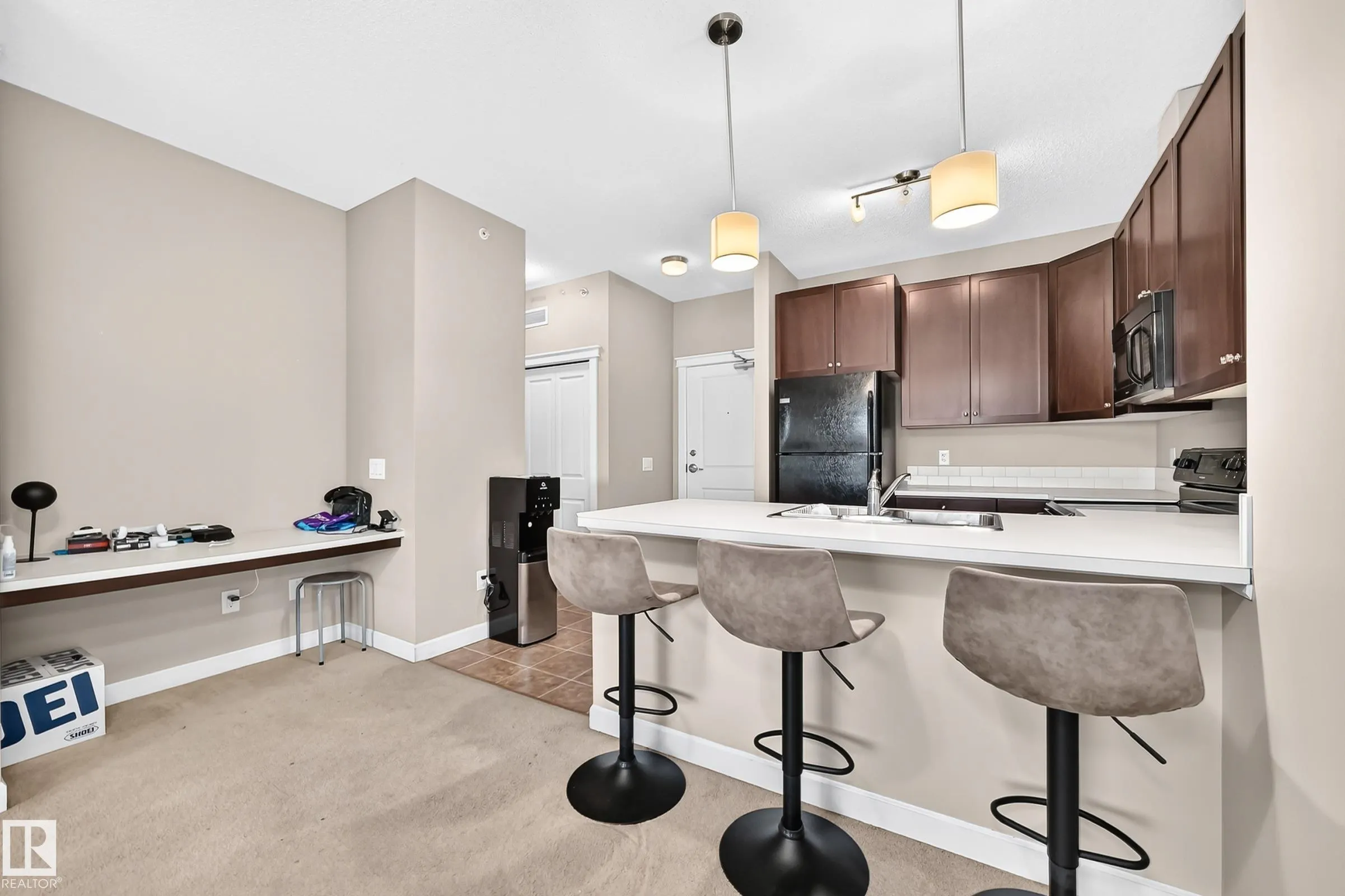 3715 WHITELAW Lane