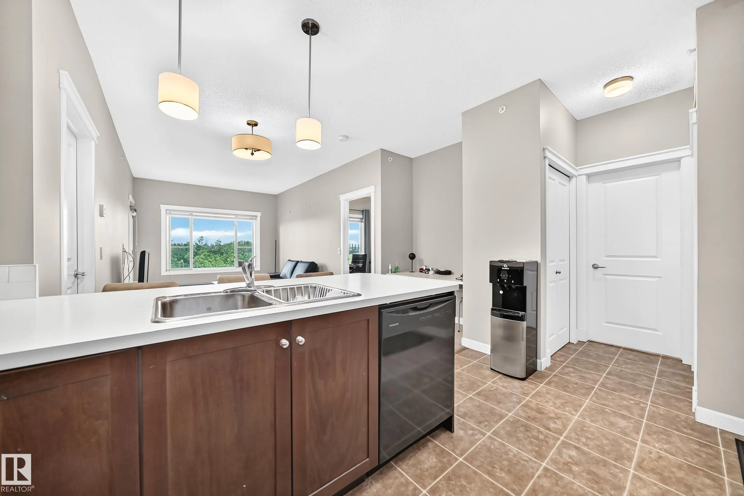 3715 WHITELAW Lane