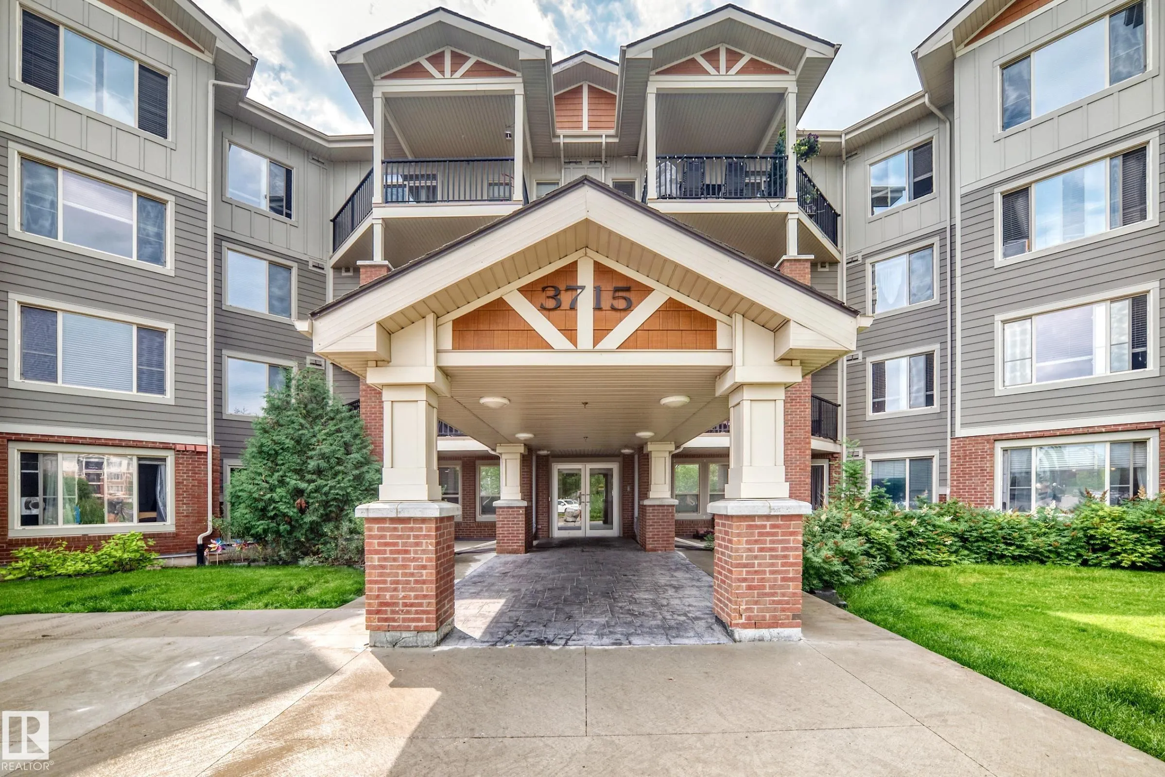 3715 WHITELAW Lane