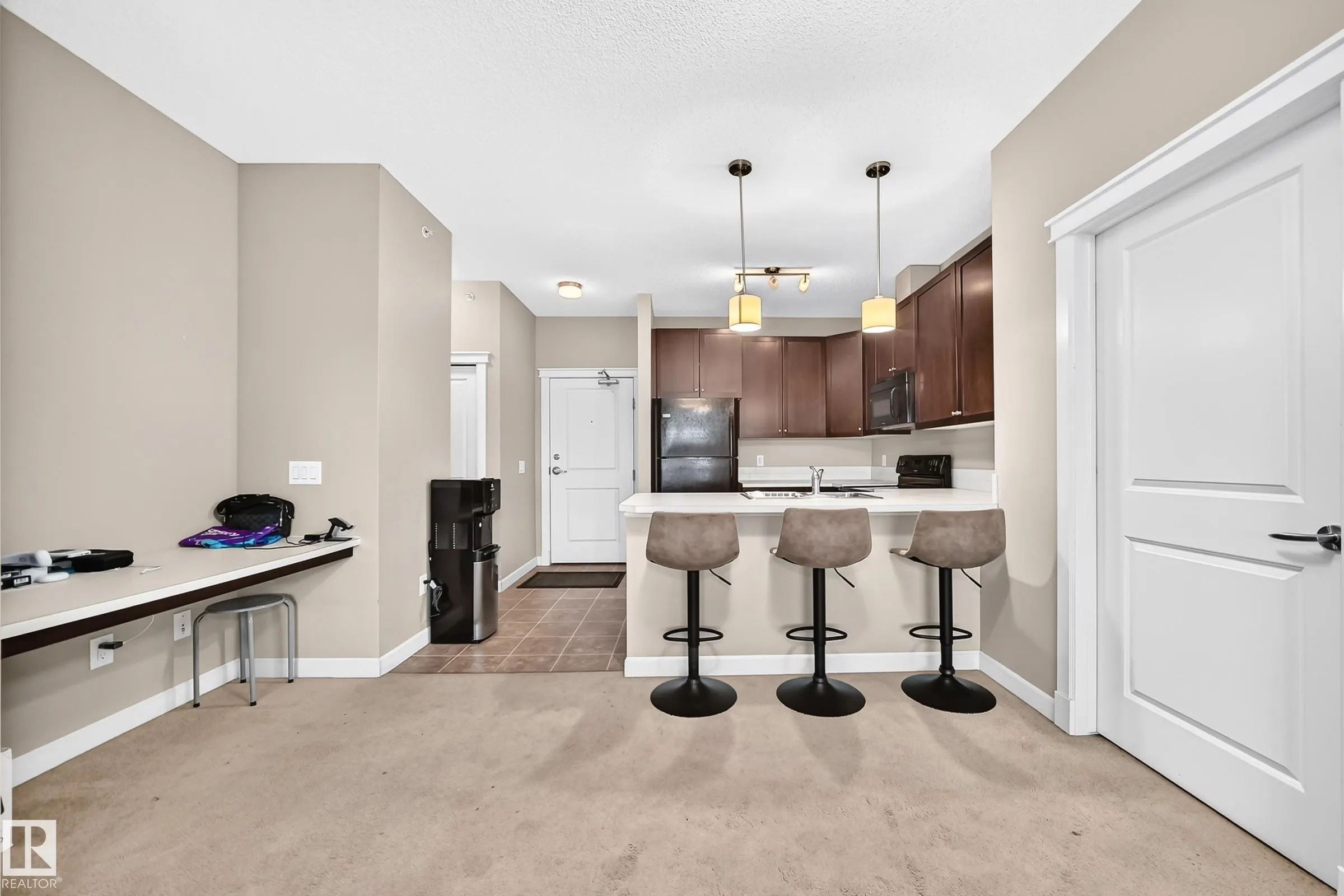 3715 WHITELAW Lane