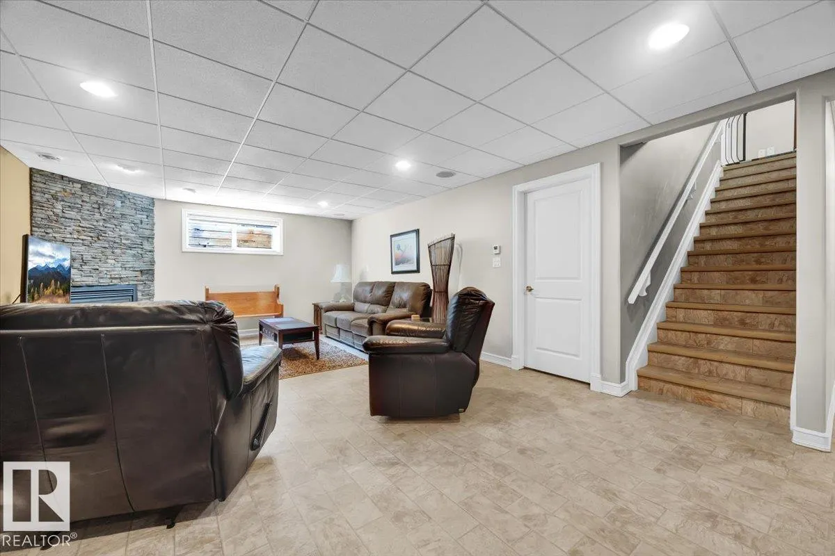 928 THOMPSON Place