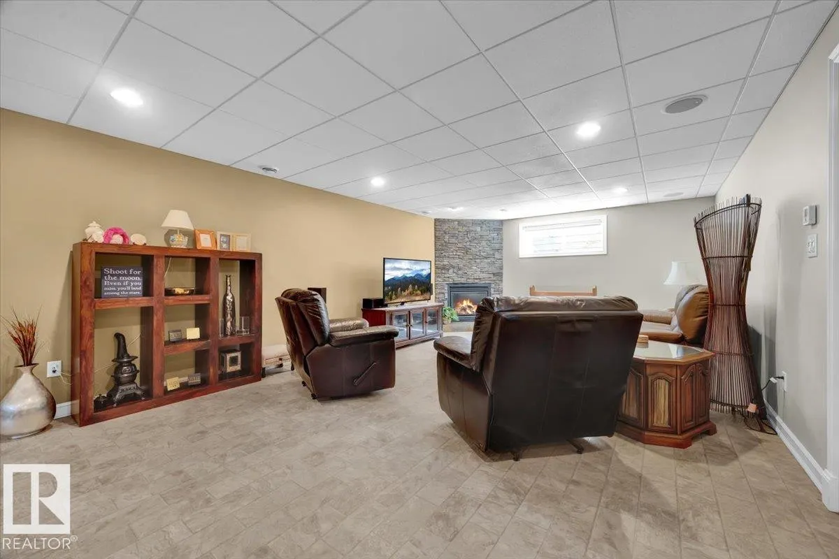 928 THOMPSON Place