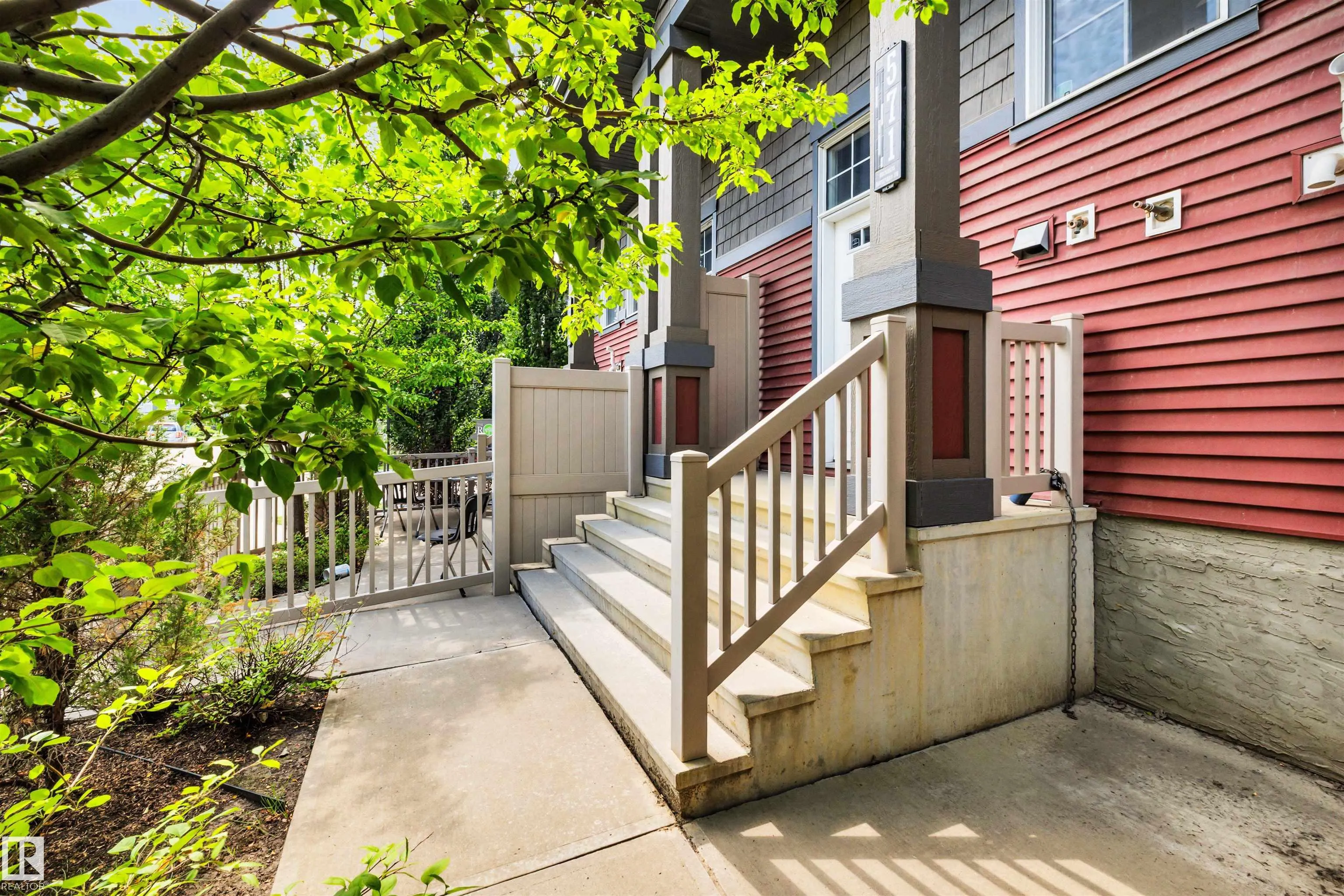 571 ORCHARDS Boulevard