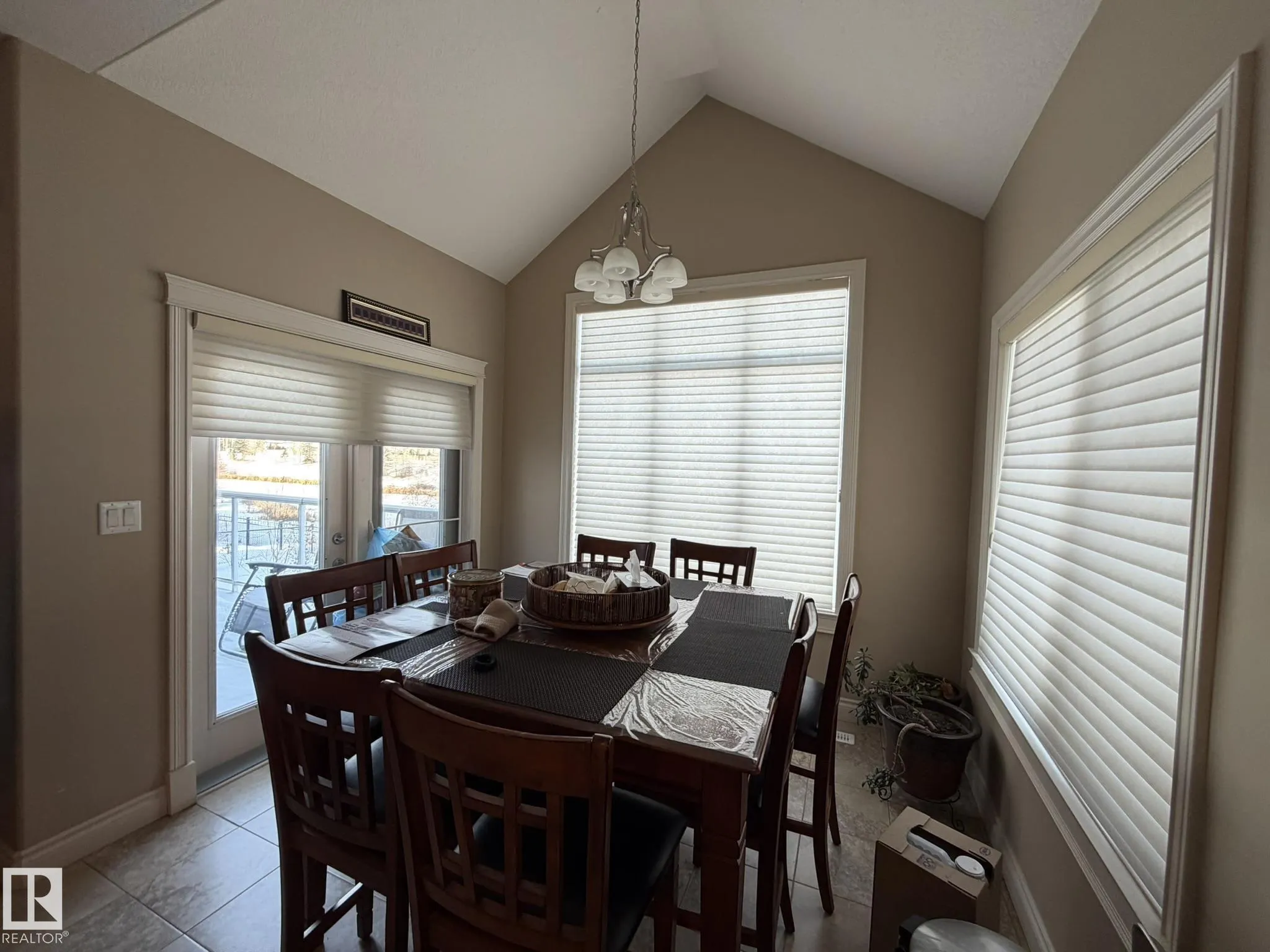 551 STEWART Crescent