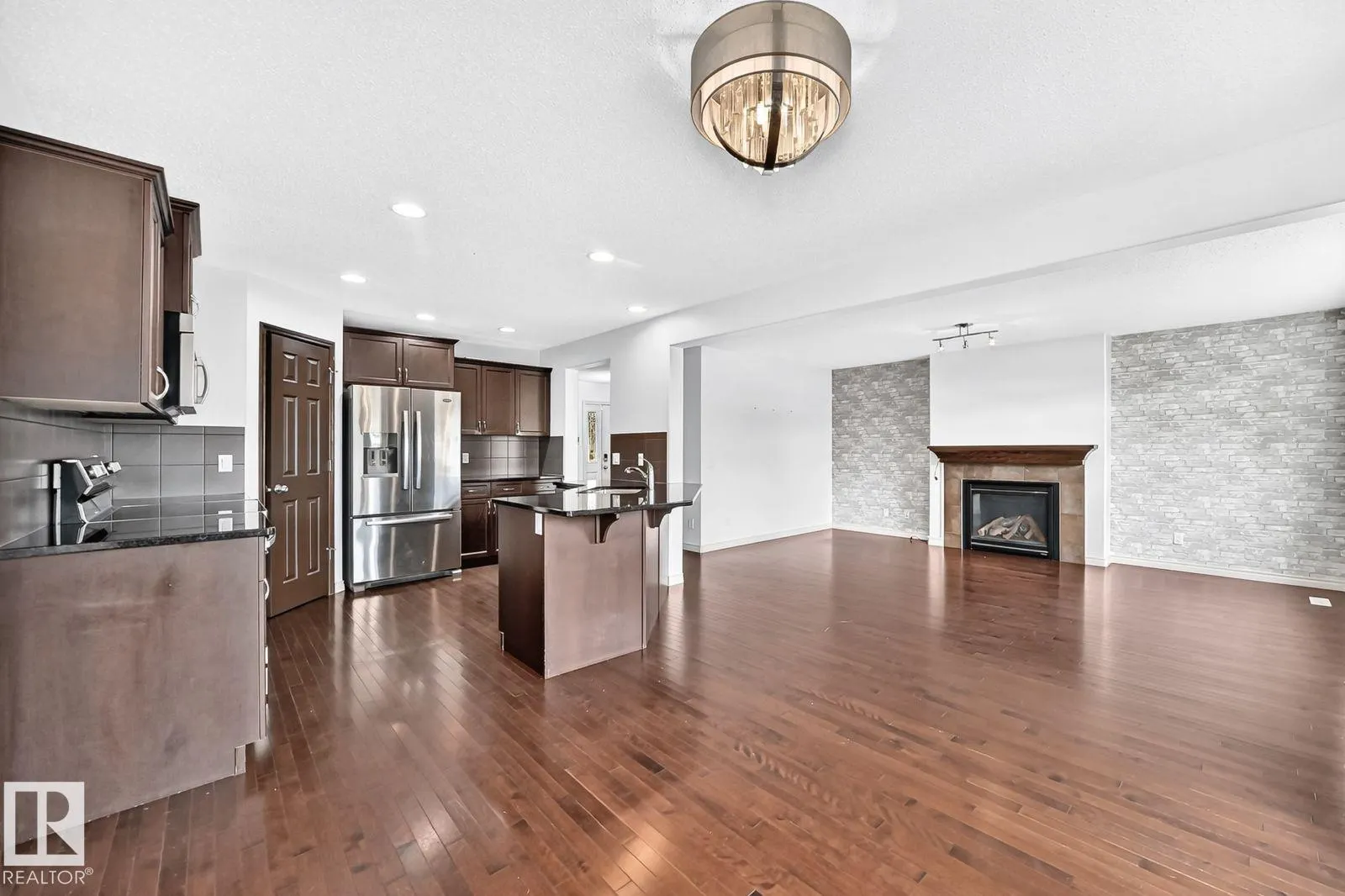217 SILVERSTONE Crescent