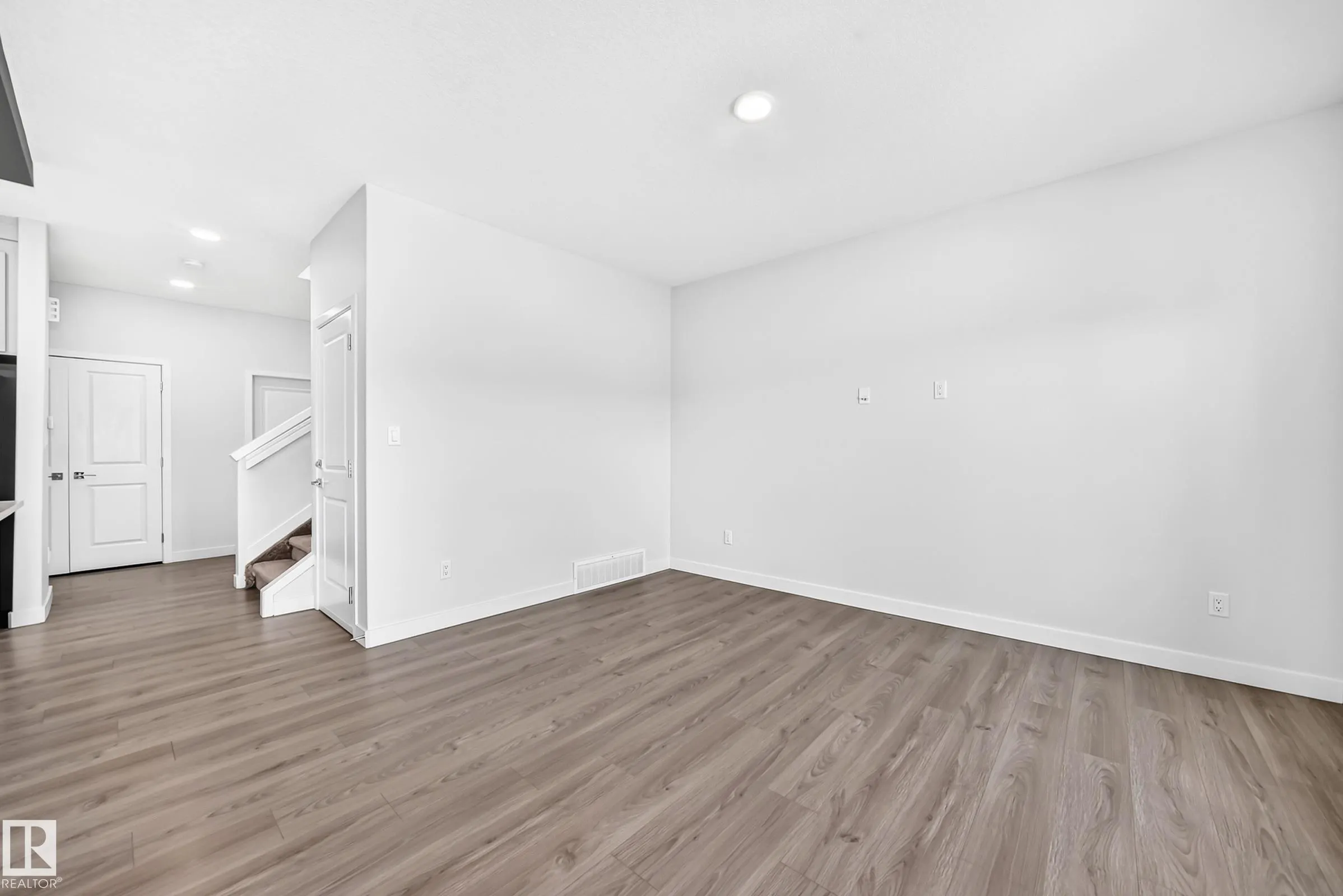8823 CARSON Way