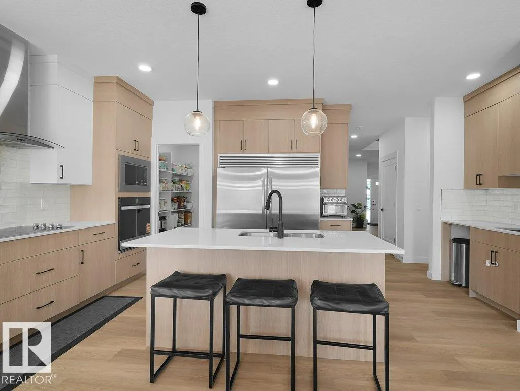 1077 CRISTALL Crescent