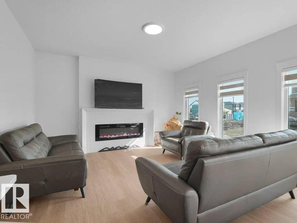 1077 CRISTALL Crescent