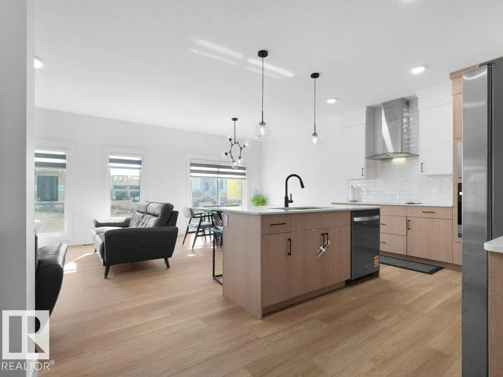 1077 CRISTALL Crescent