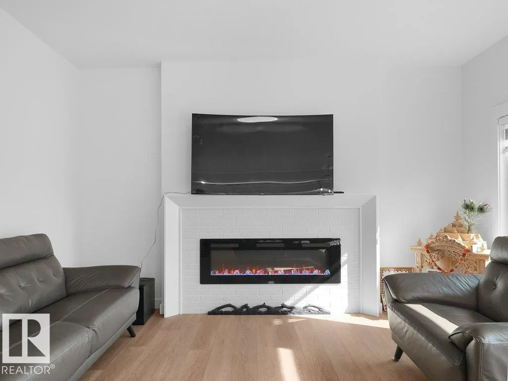 1077 CRISTALL Crescent