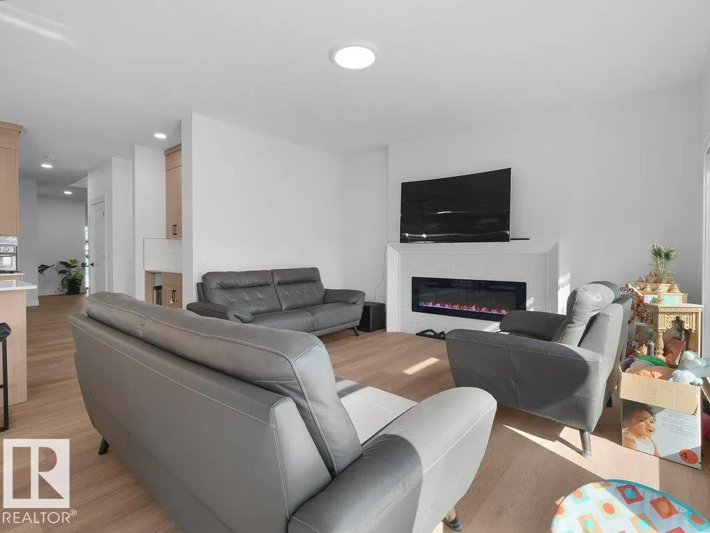 1077 CRISTALL Crescent