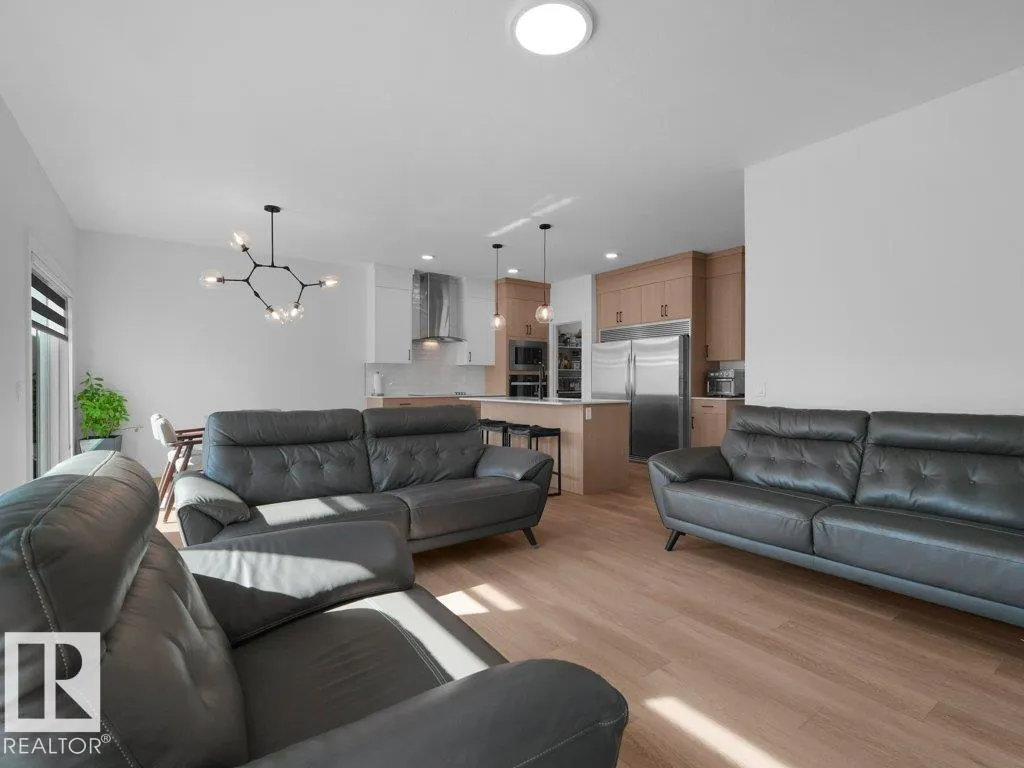 1077 CRISTALL Crescent