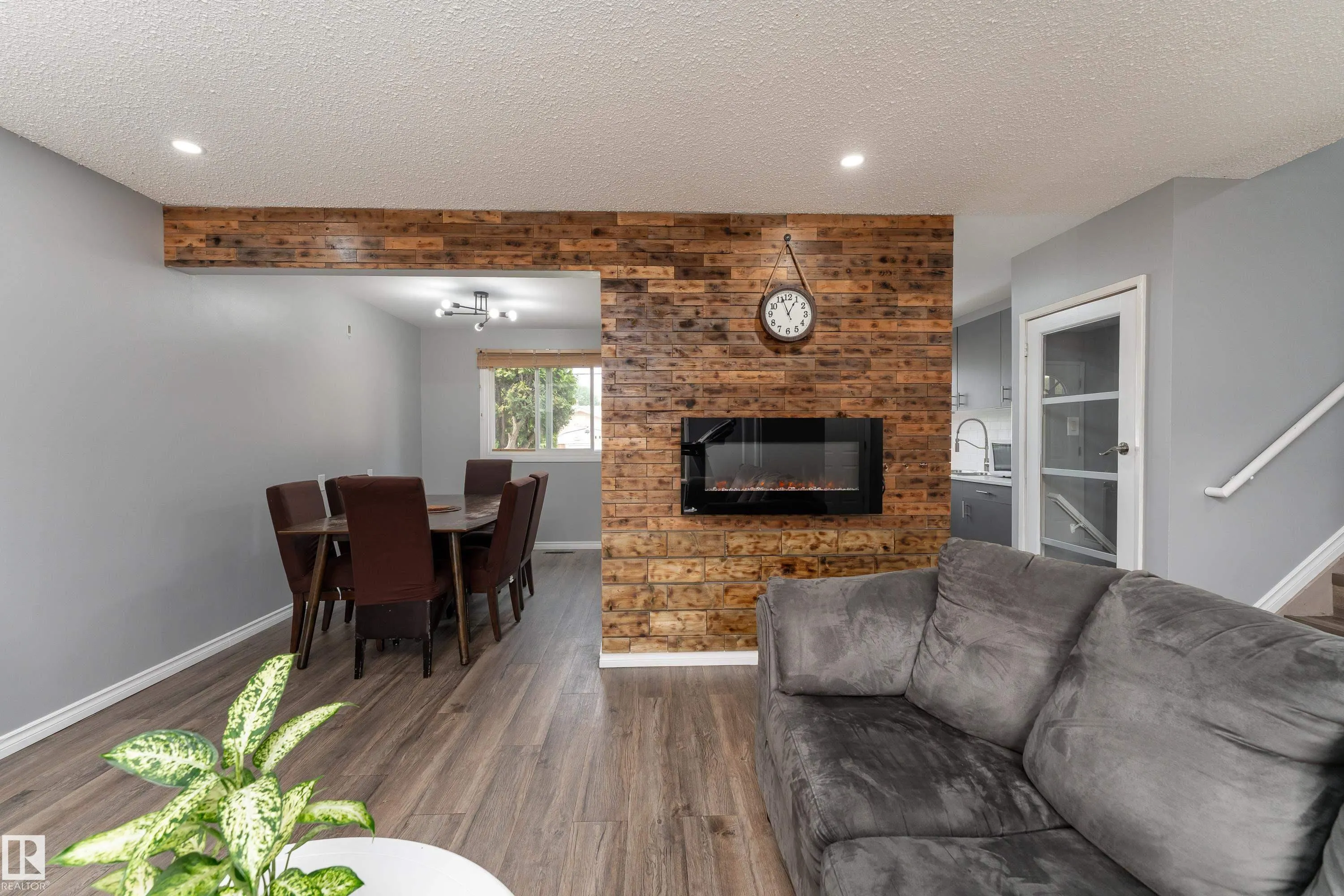 9012 MEADOWLARK Road