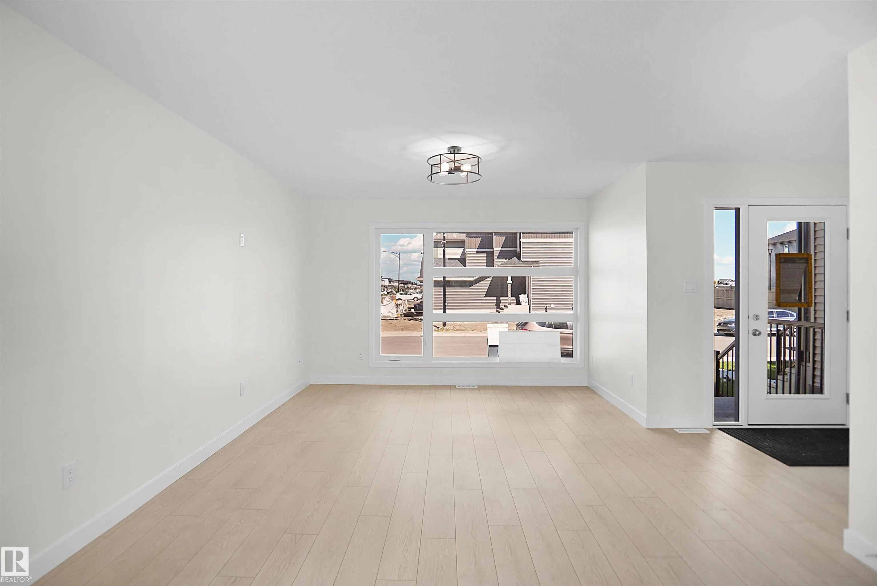 1004 14 Avenue
