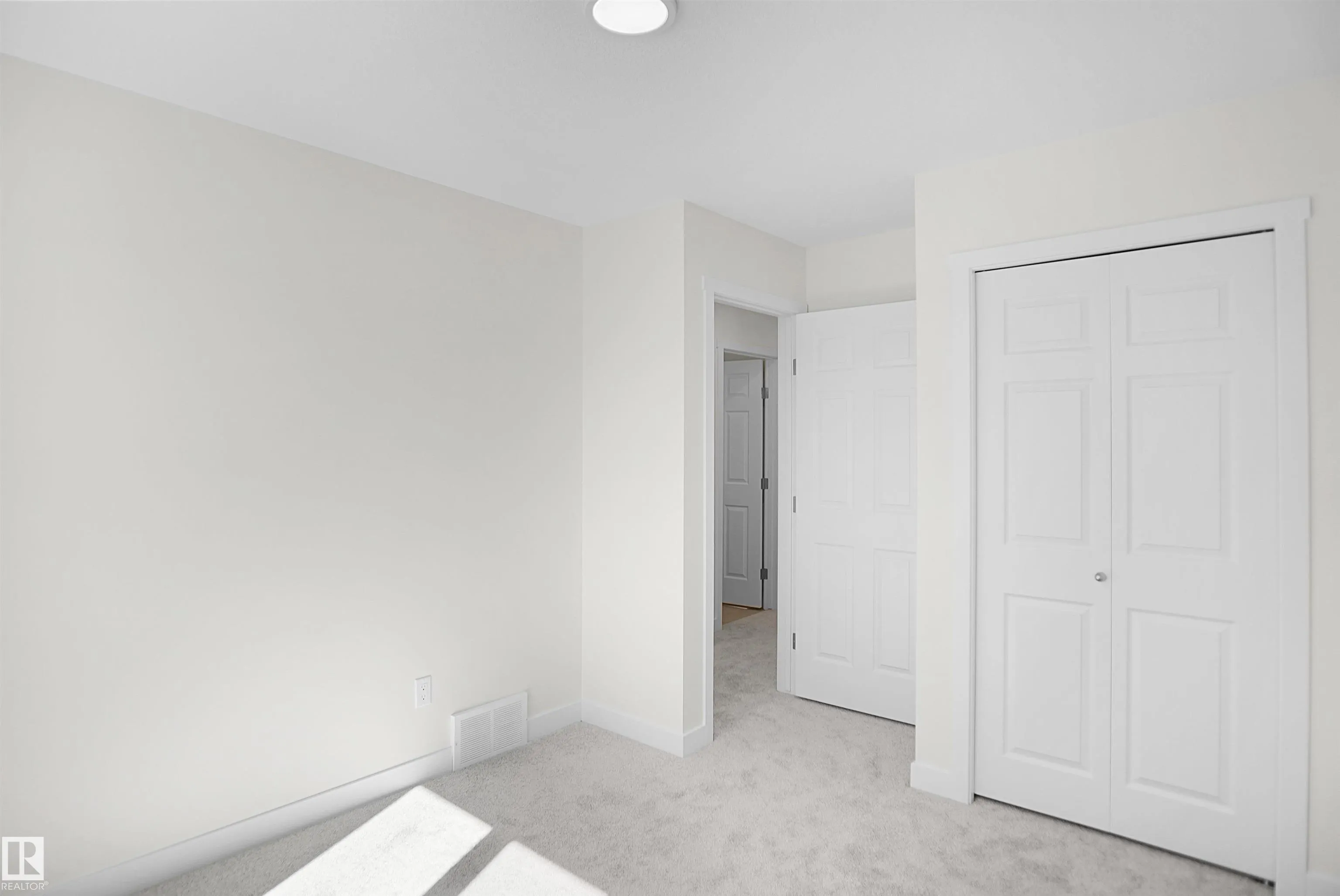 1004 14 Avenue