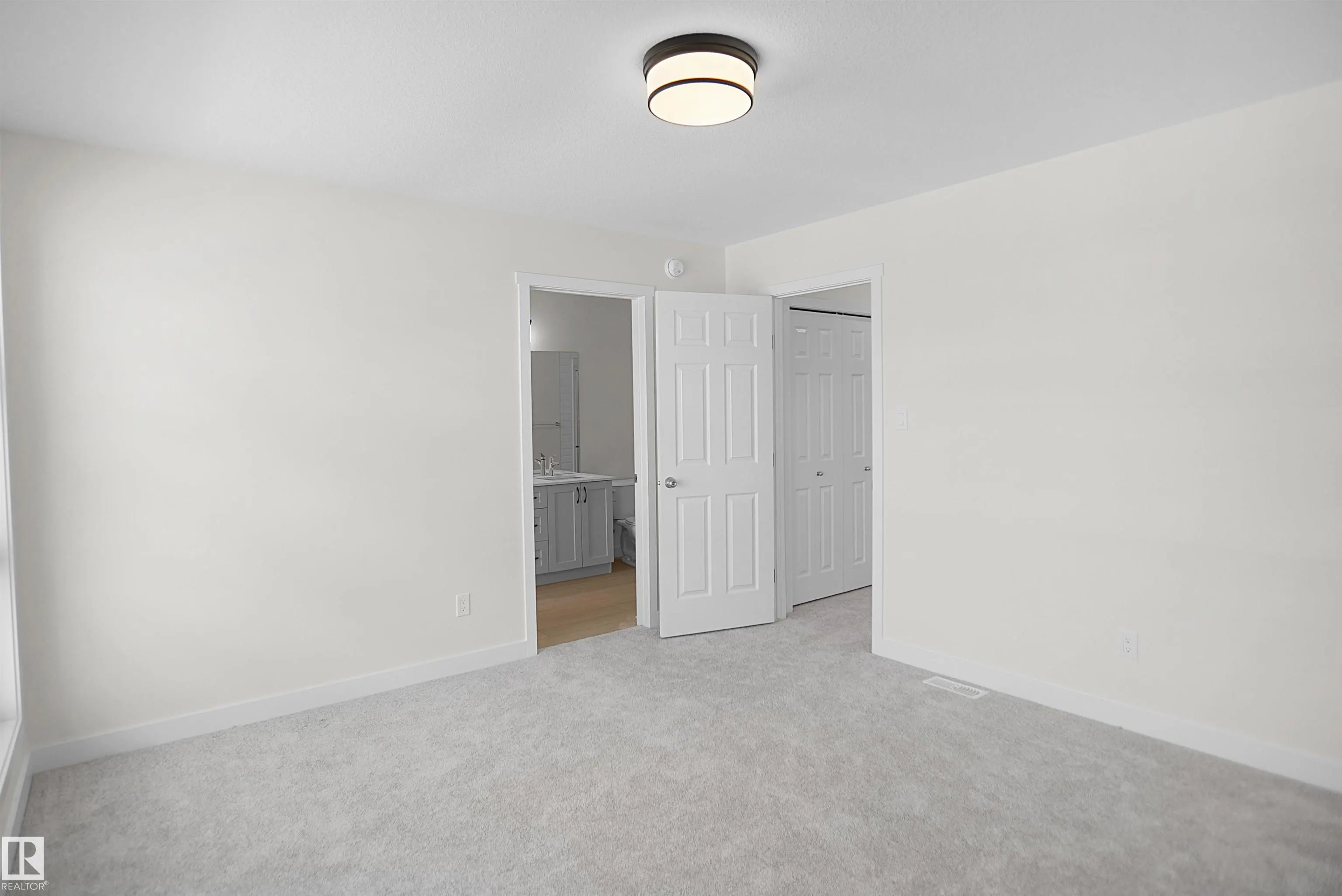 1004 14 Avenue