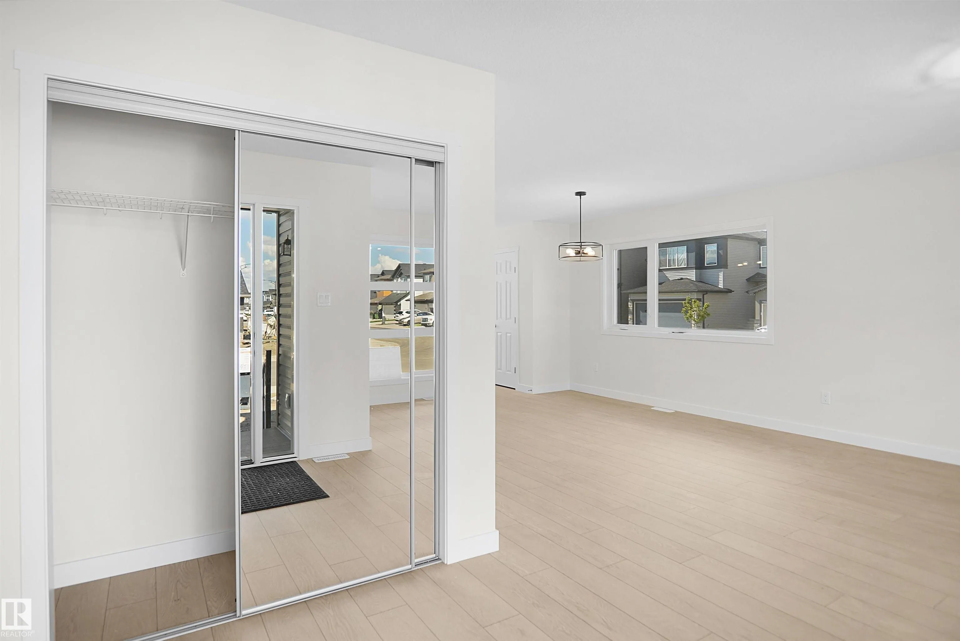 1004 14 Avenue