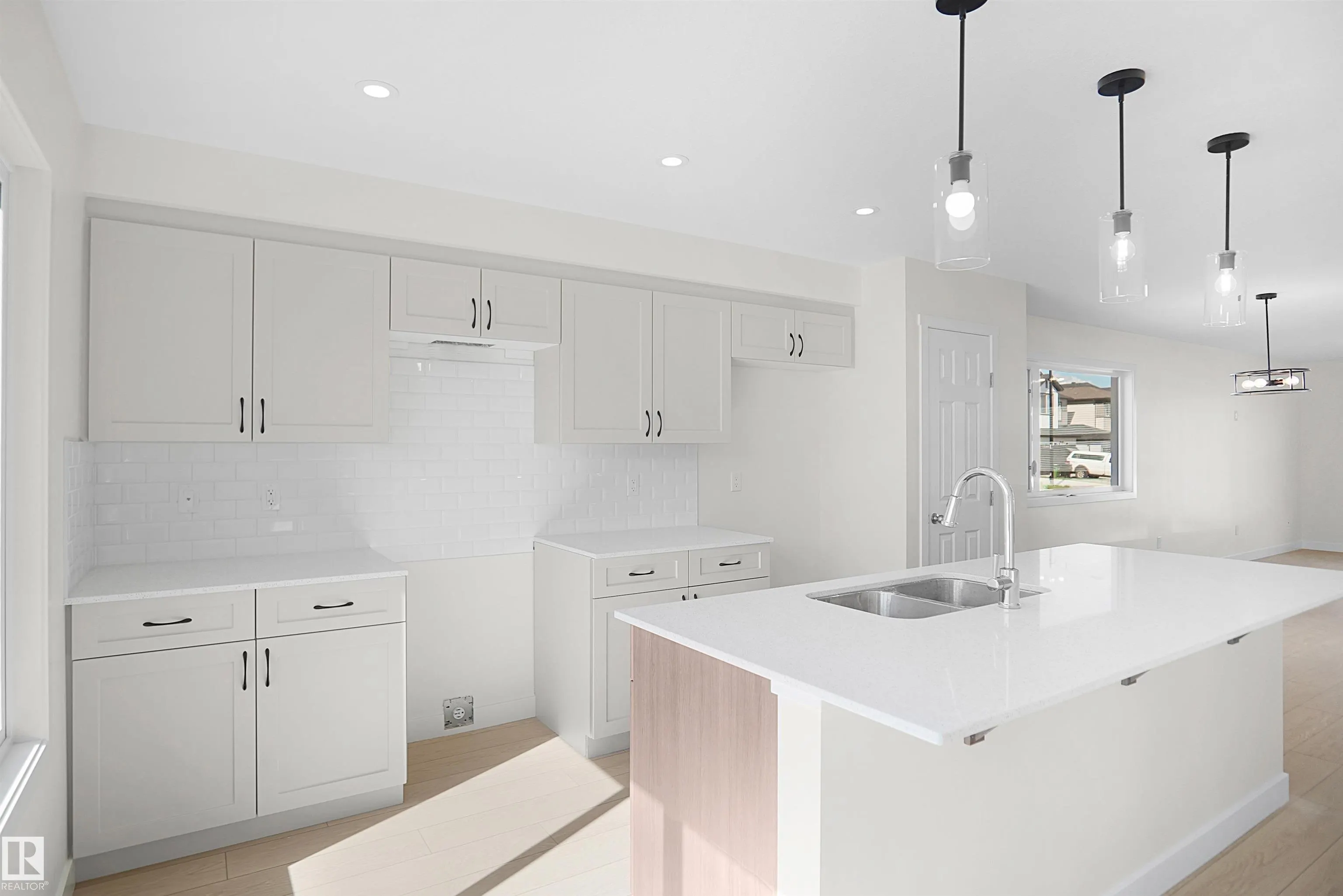1004 14 Avenue
