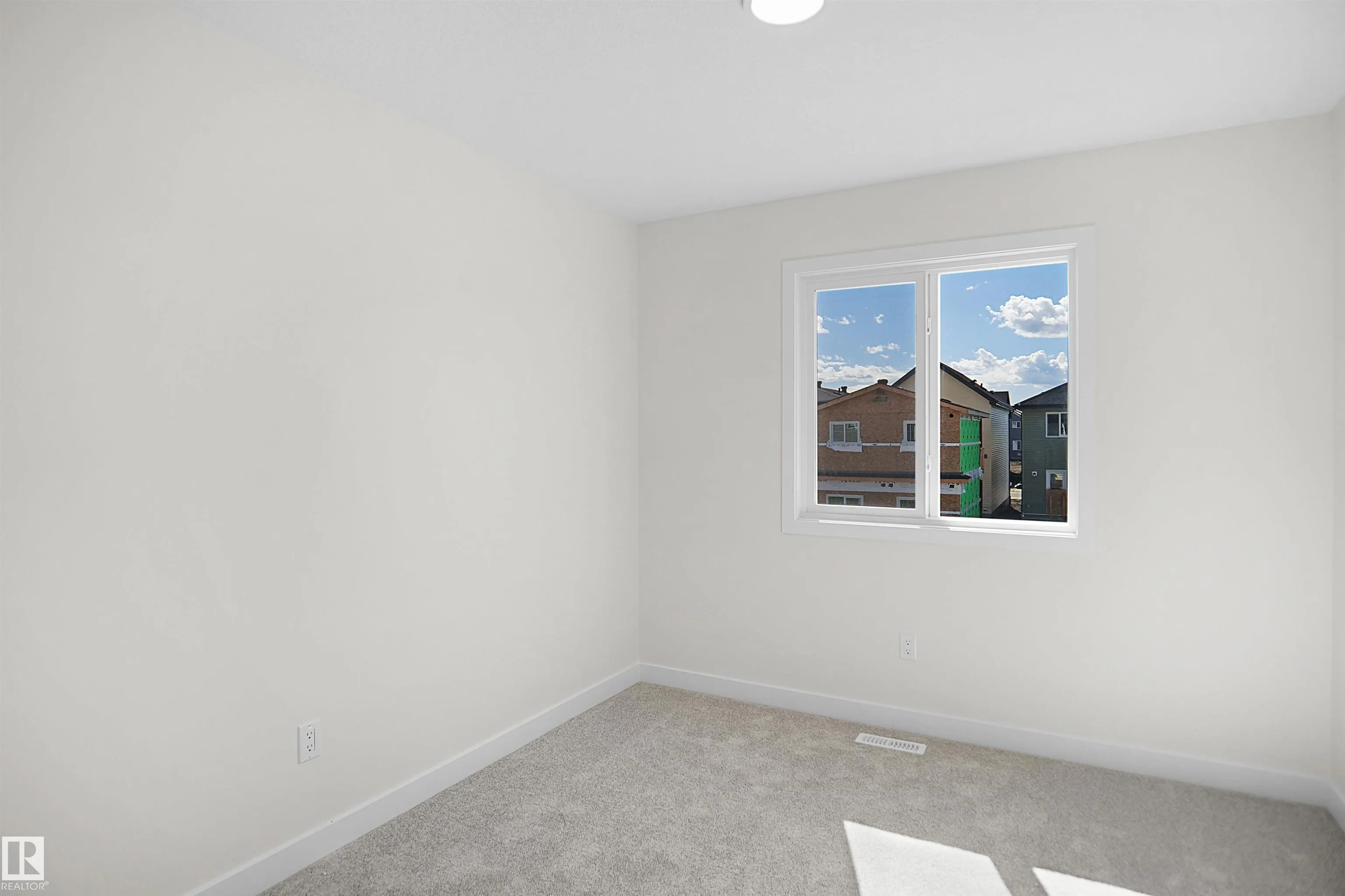 1004 14 Avenue