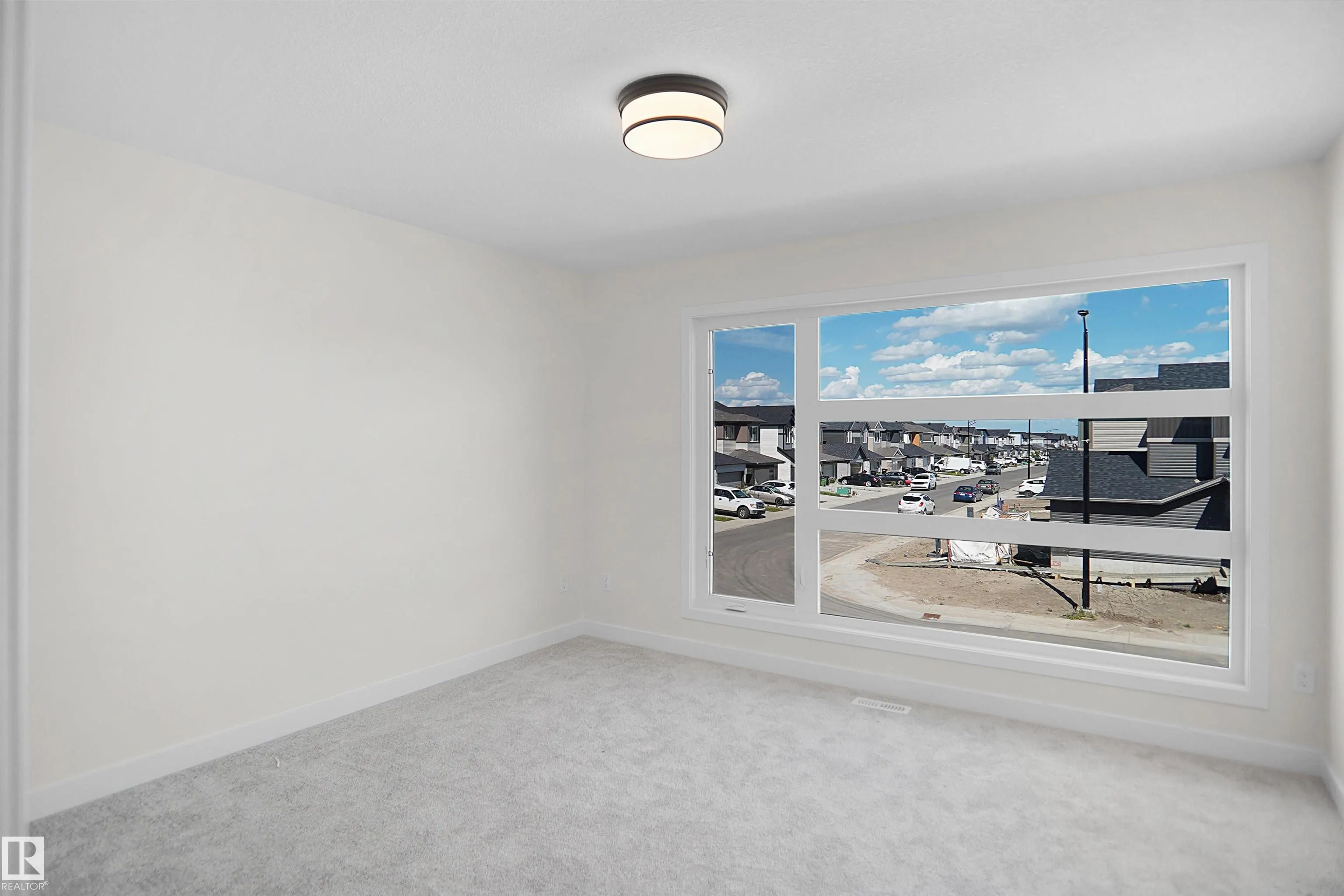 1004 14 Avenue