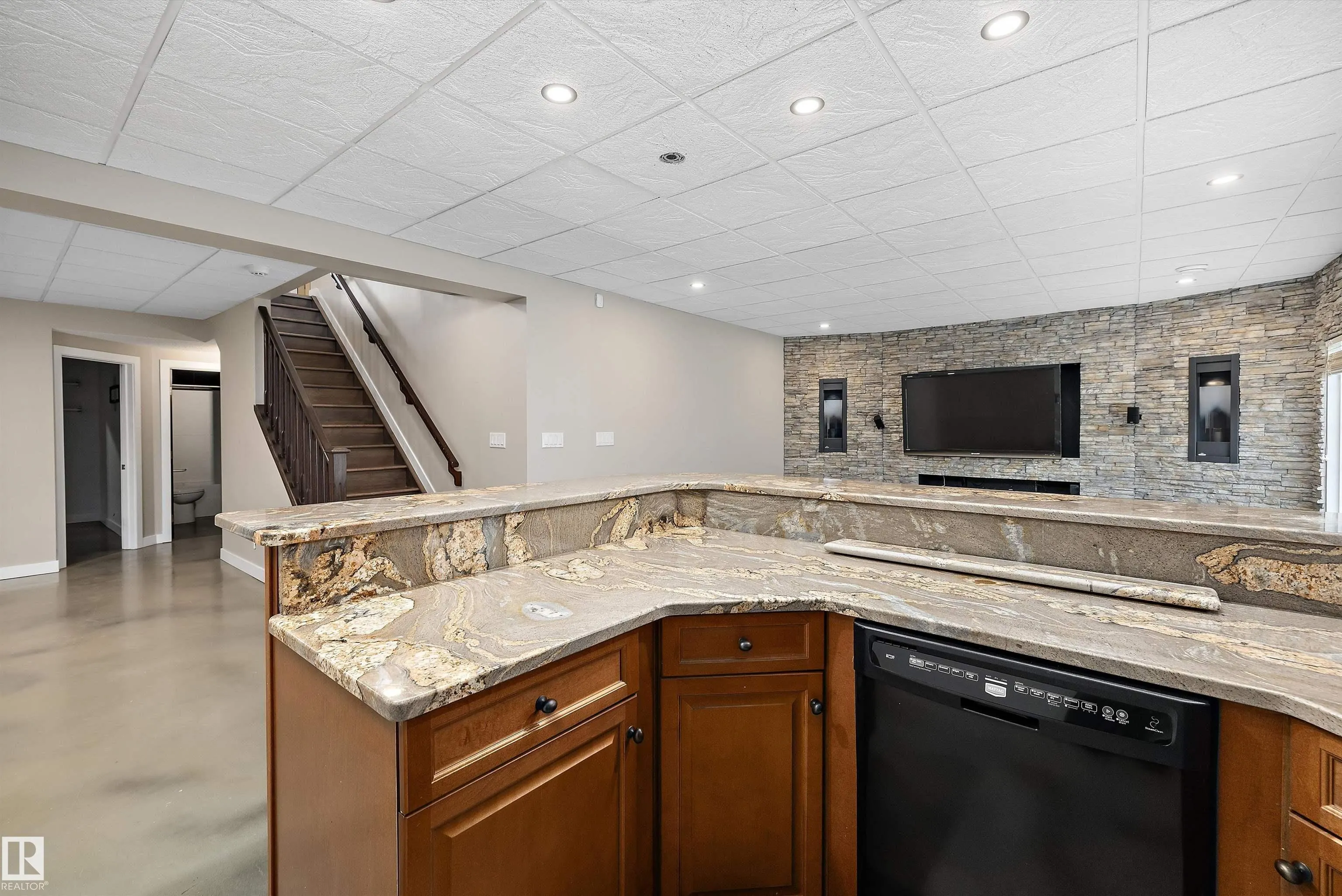 4044 CROWSNEST Crescent