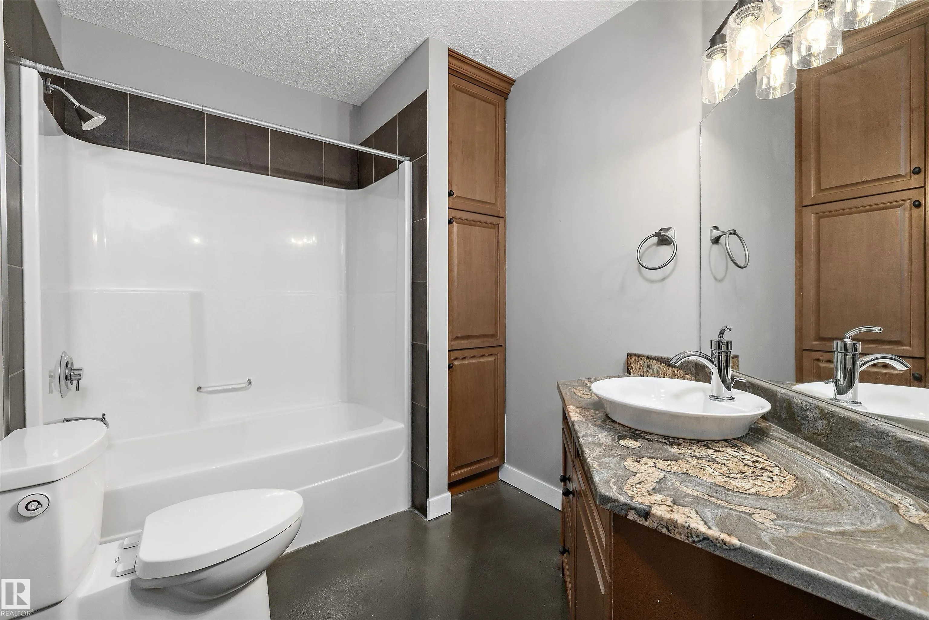 4044 CROWSNEST Crescent
