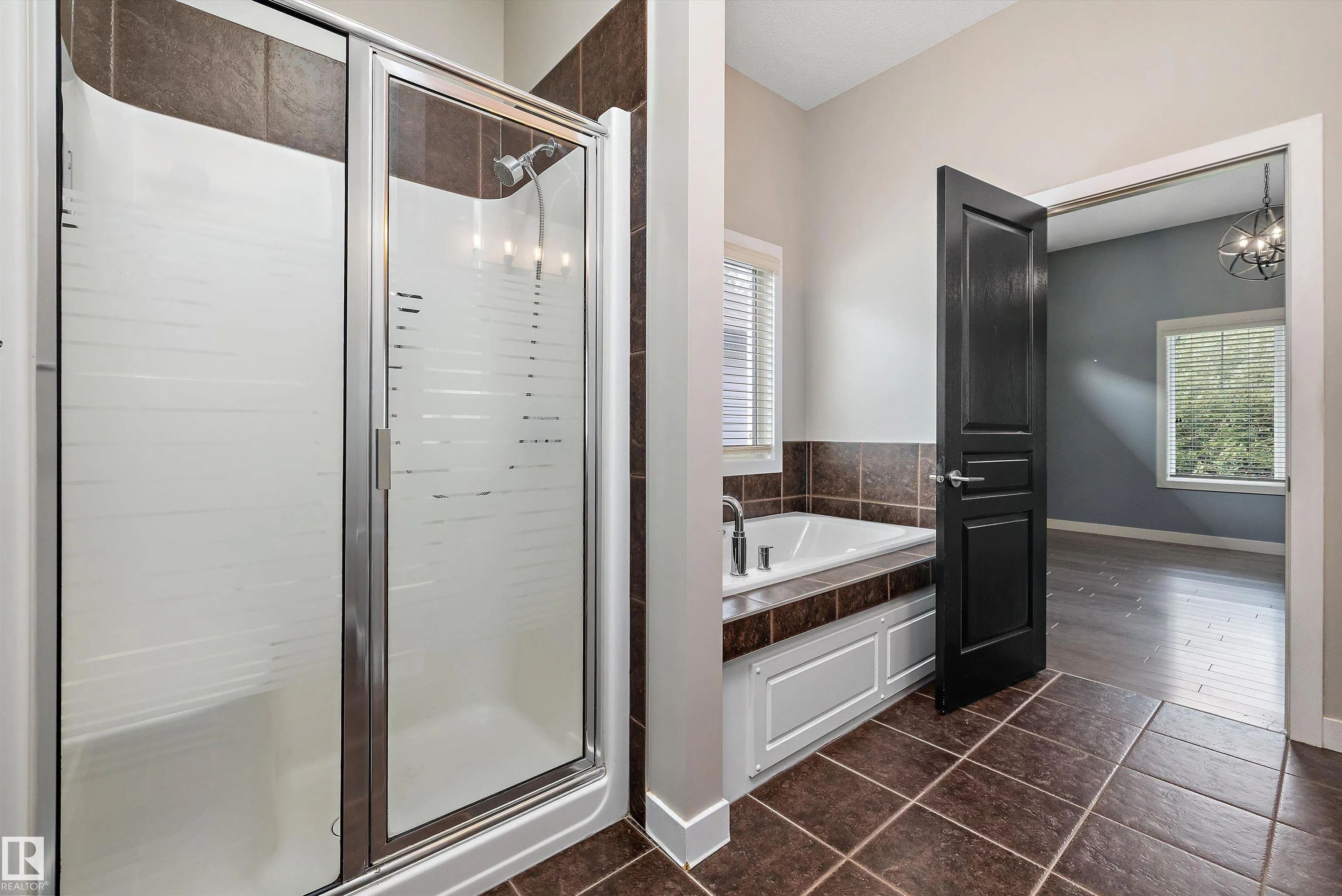 4044 CROWSNEST Crescent