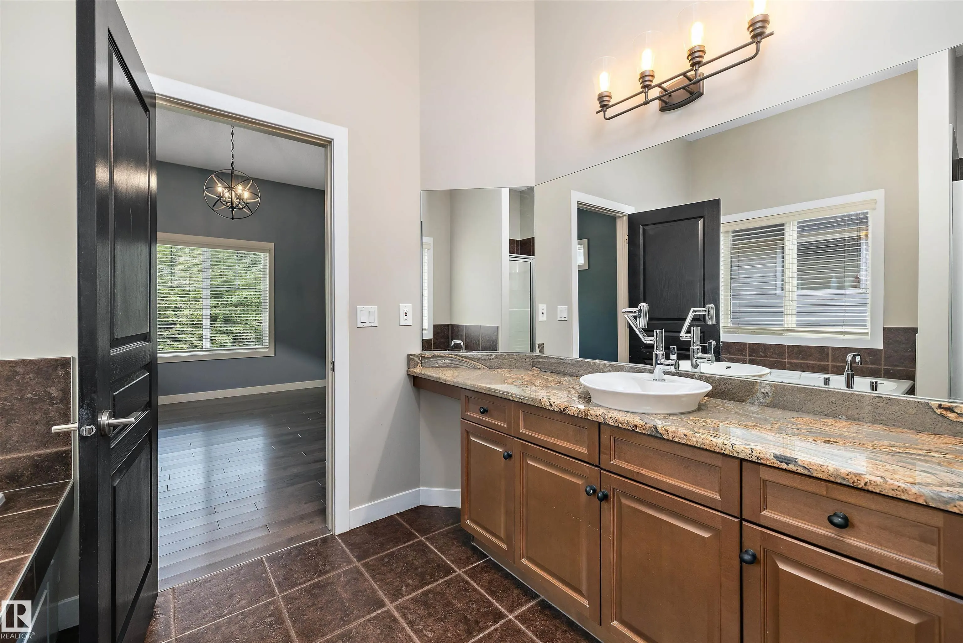 4044 CROWSNEST Crescent