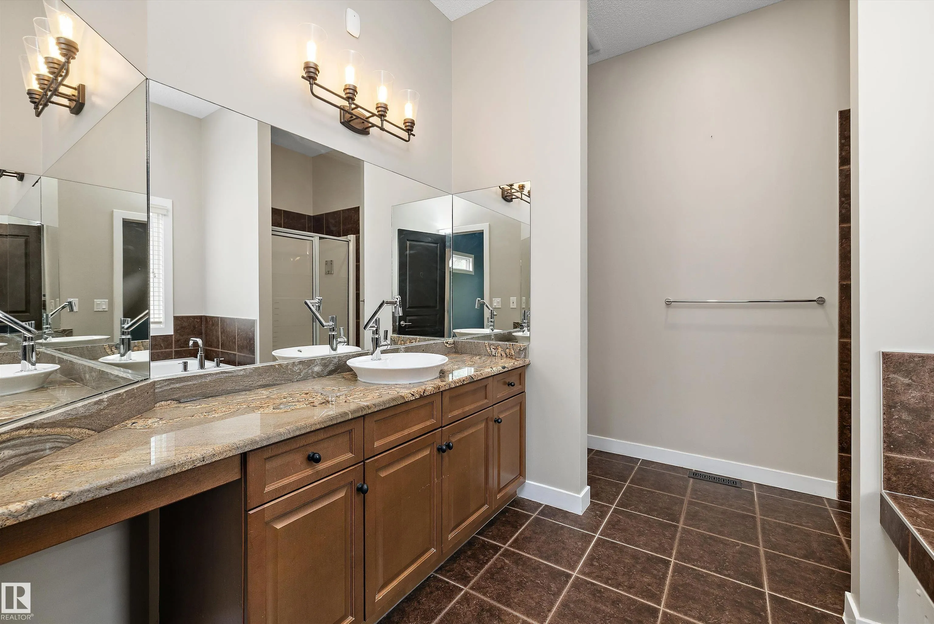4044 CROWSNEST Crescent