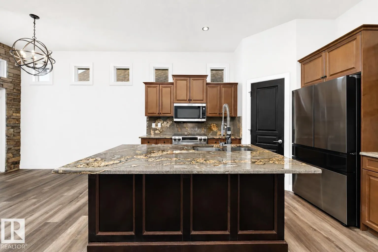 4044 CROWSNEST Crescent