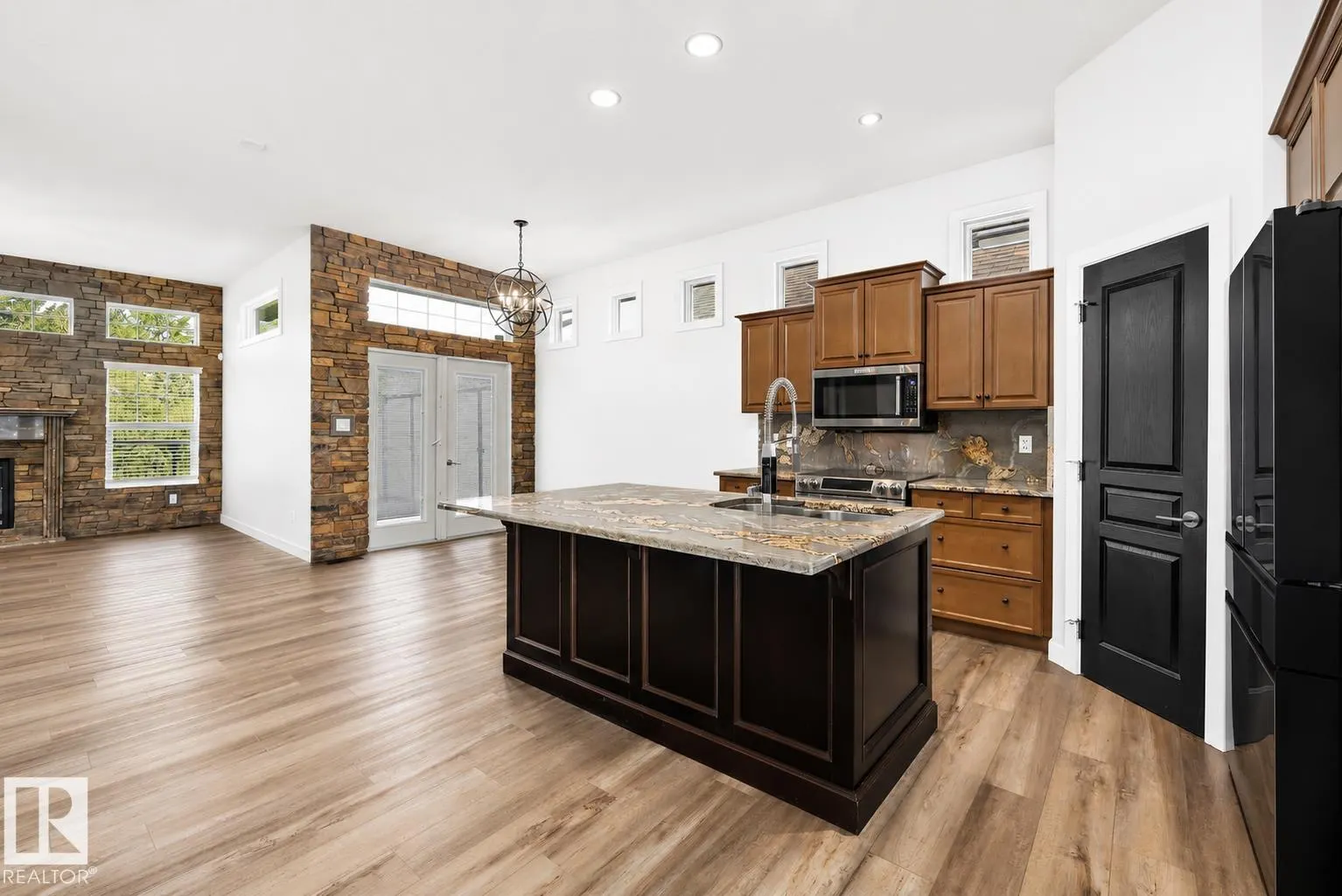4044 CROWSNEST Crescent