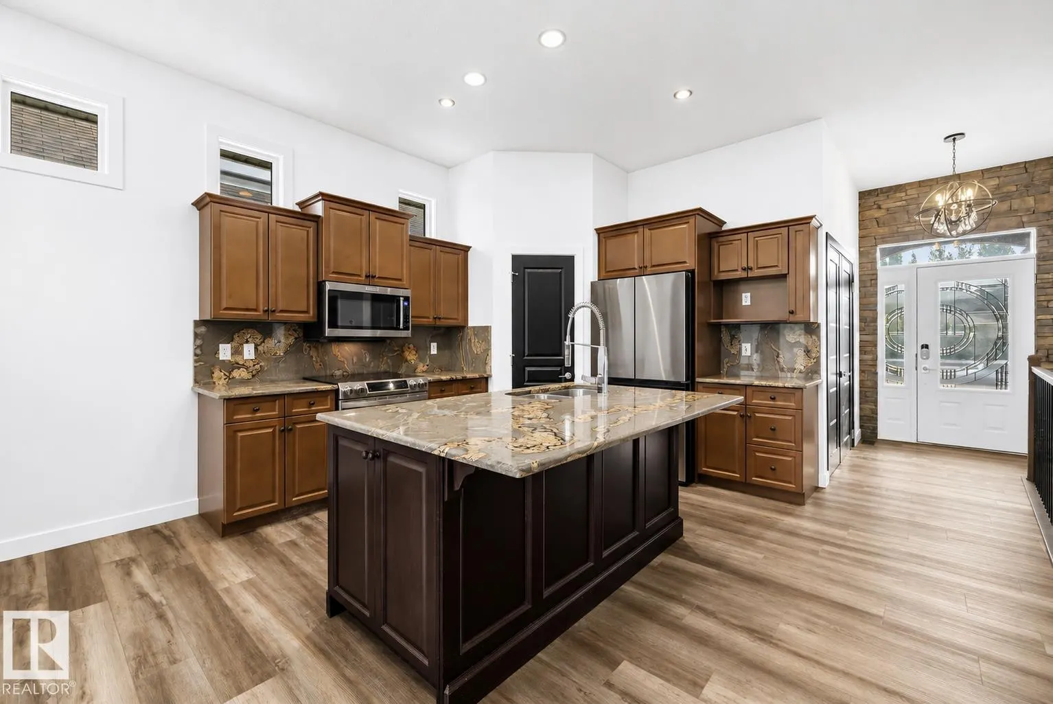 4044 CROWSNEST Crescent