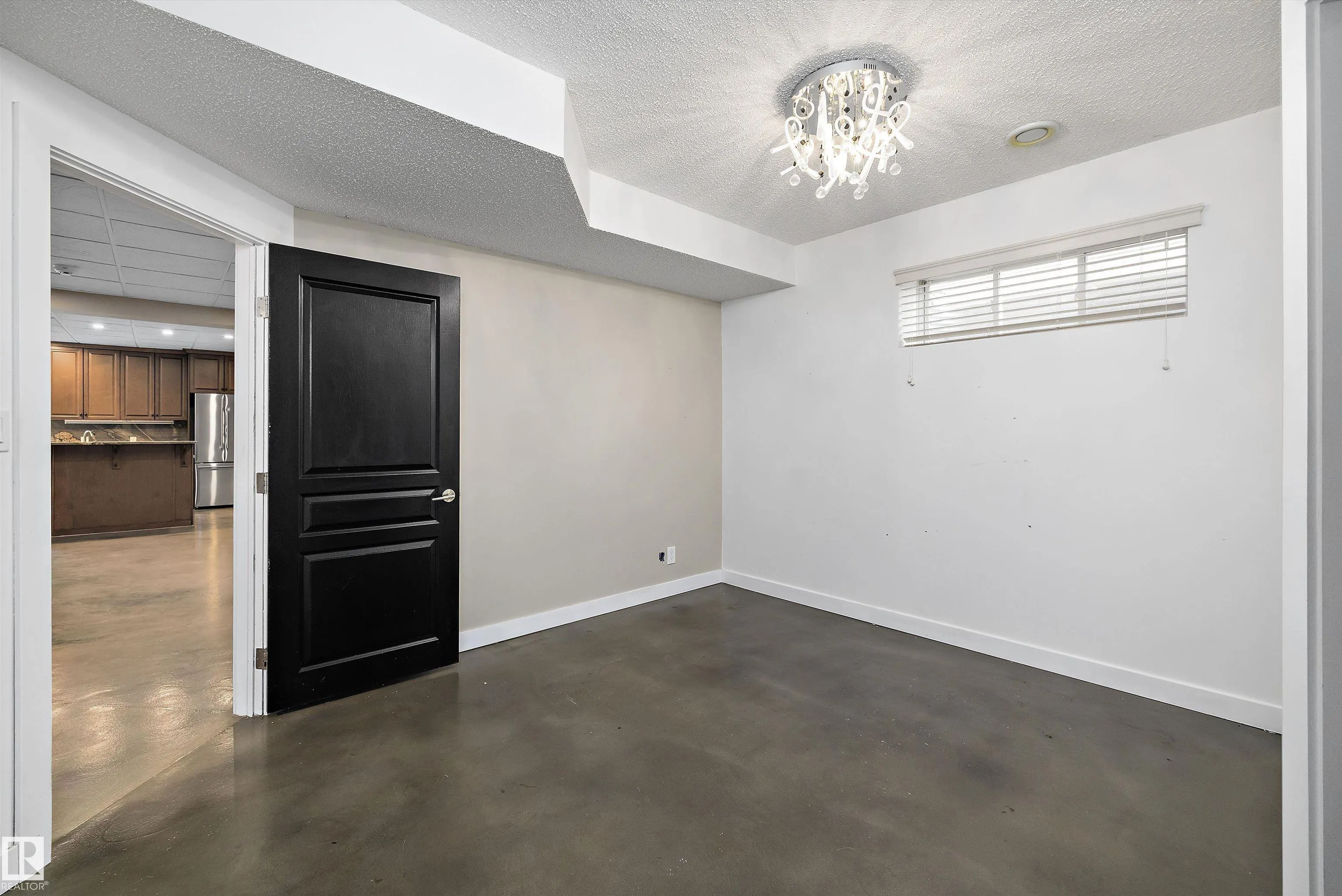 4044 CROWSNEST Crescent