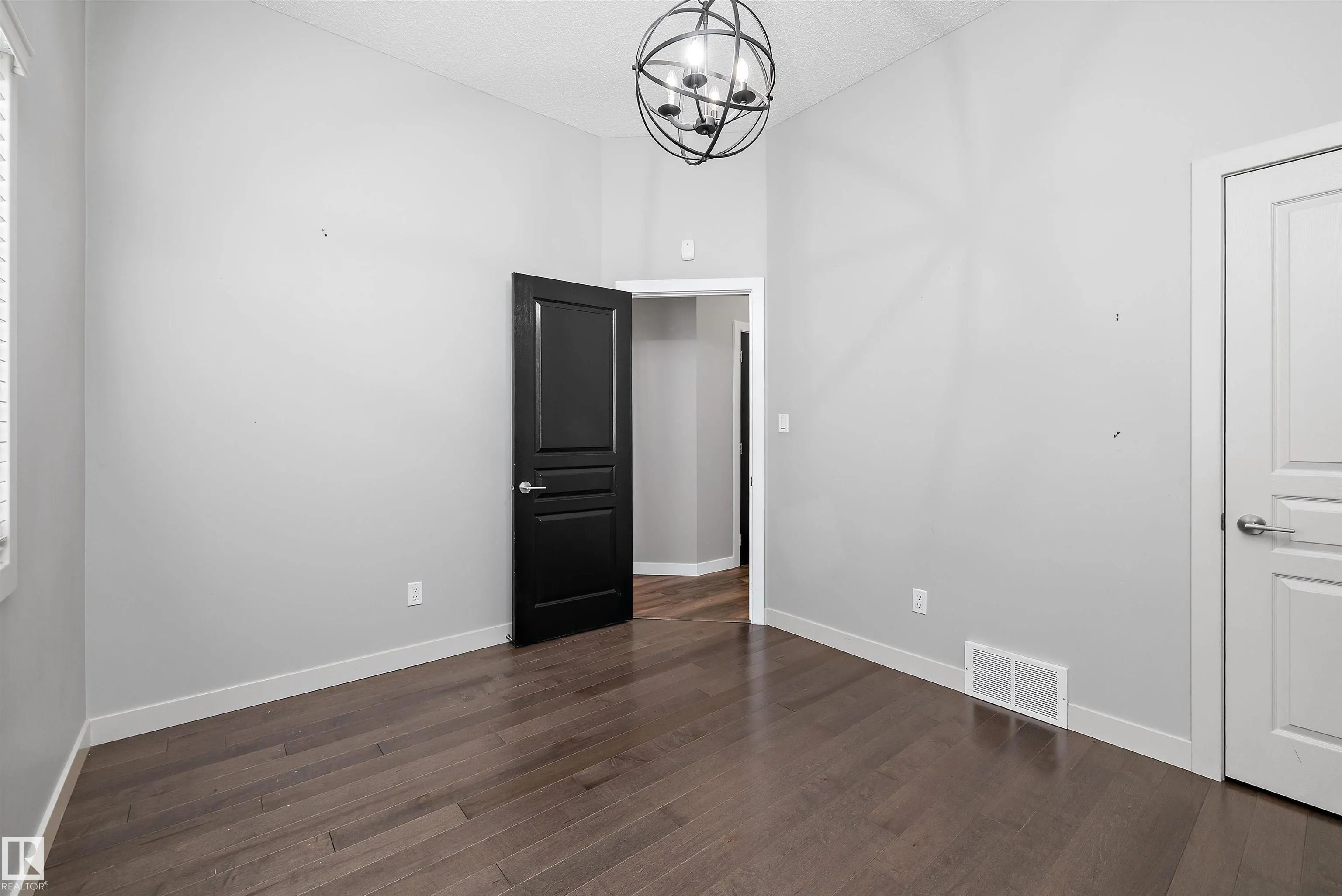 4044 CROWSNEST Crescent