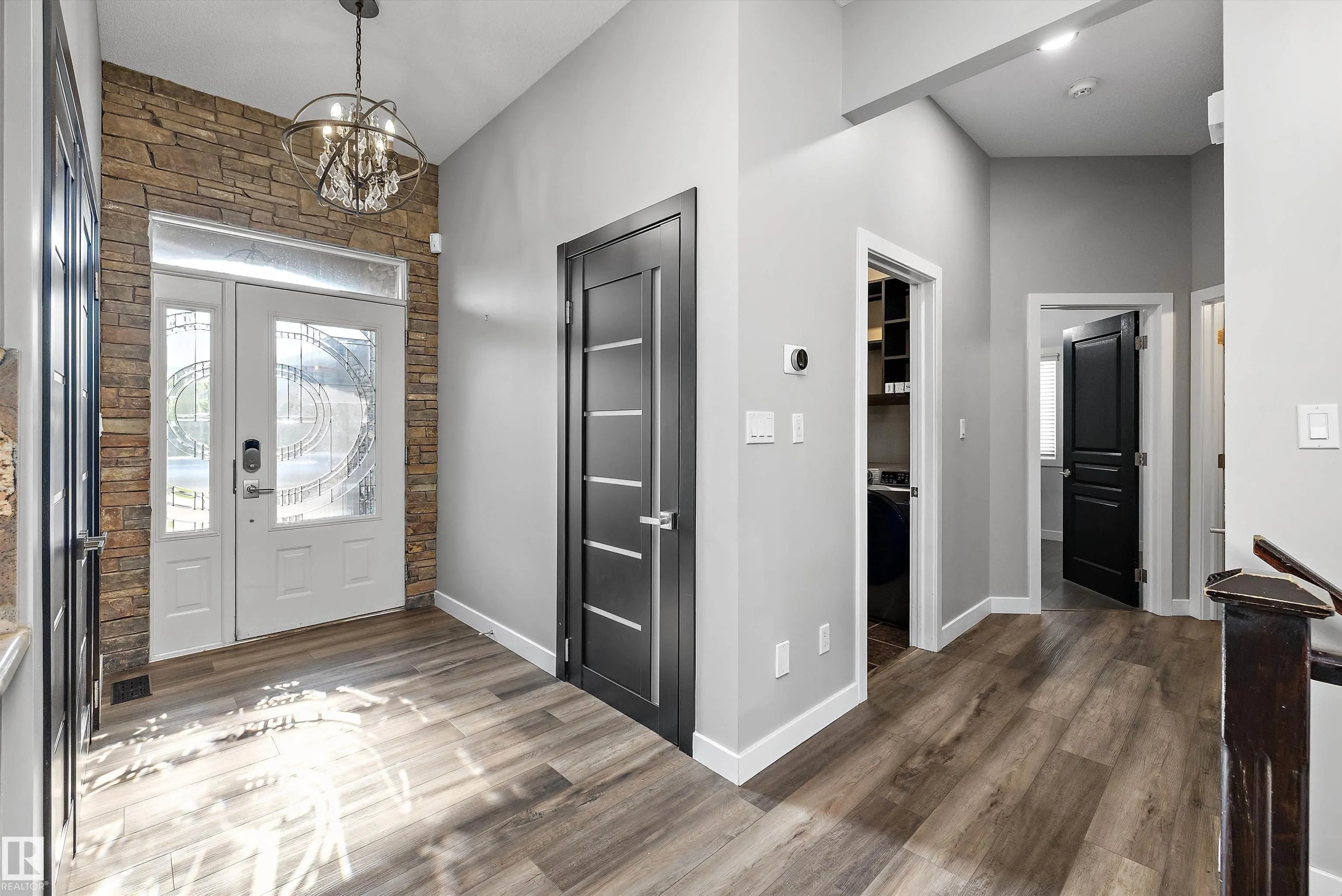 4044 CROWSNEST Crescent