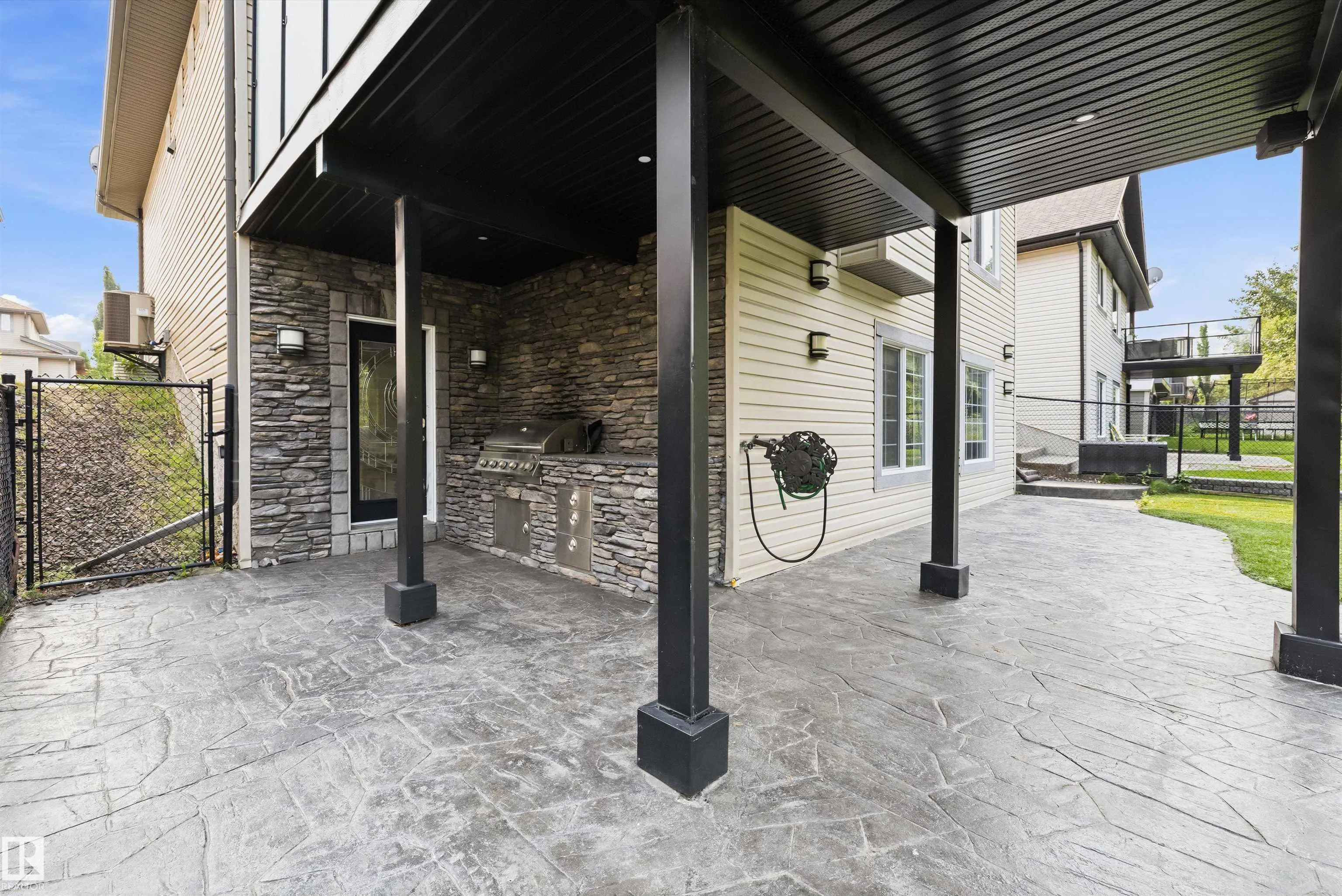 4044 CROWSNEST Crescent