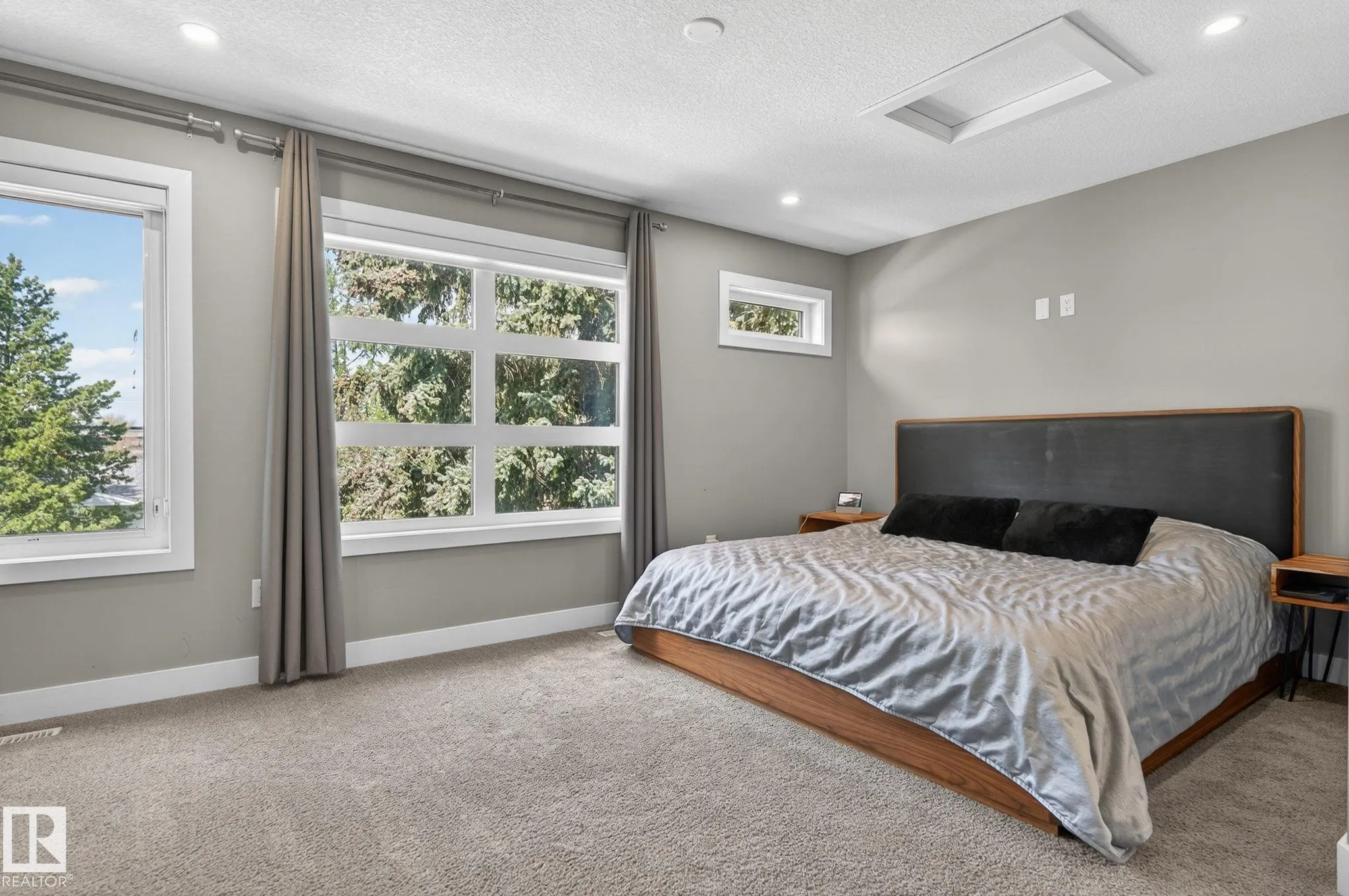 8809 148 Street