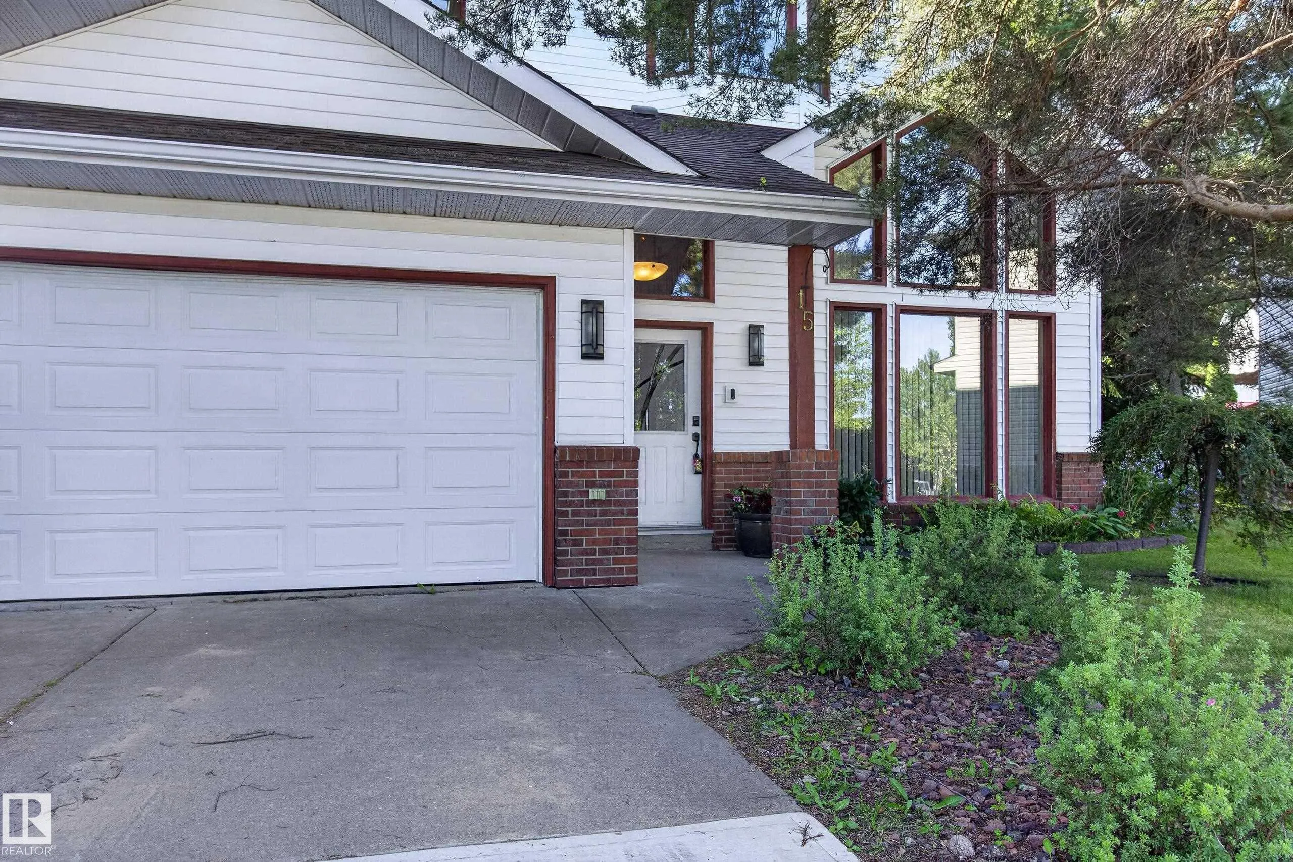15 HICKORY Crescent