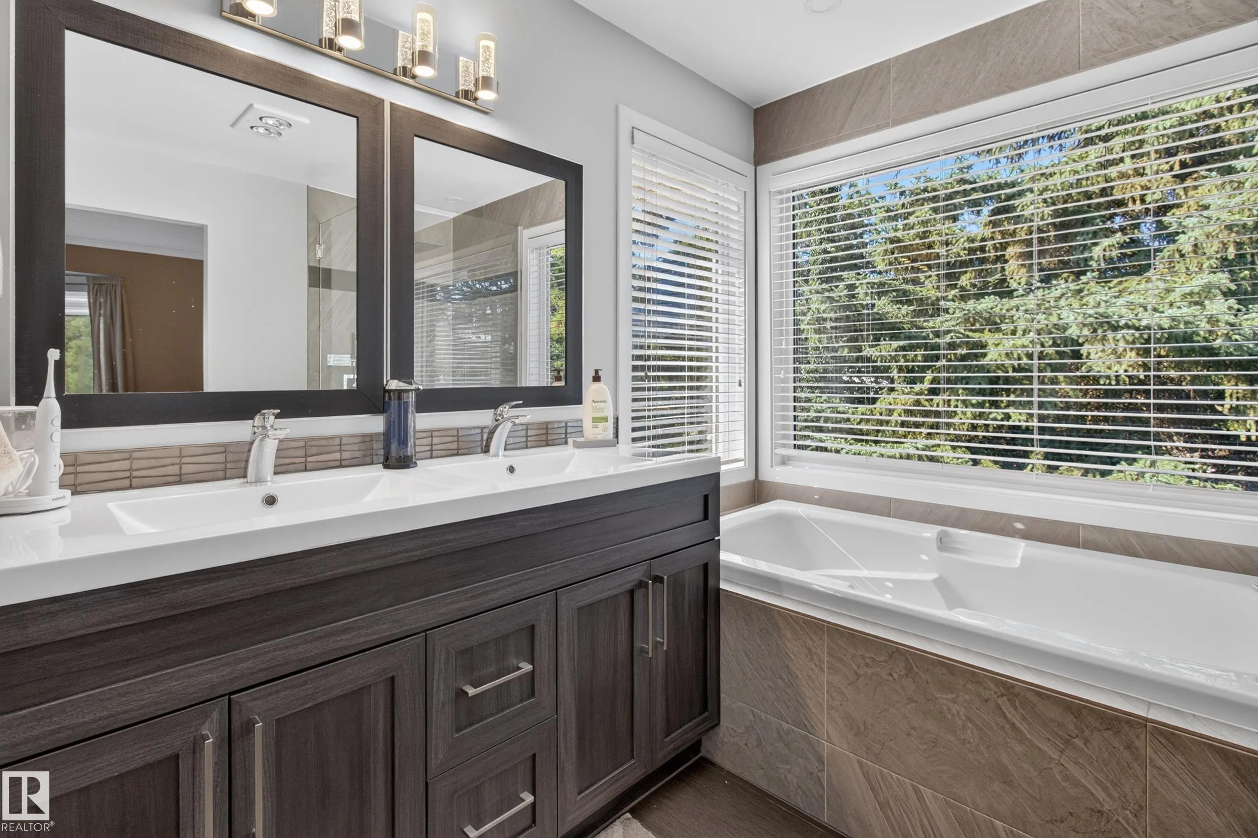 15 HICKORY Crescent