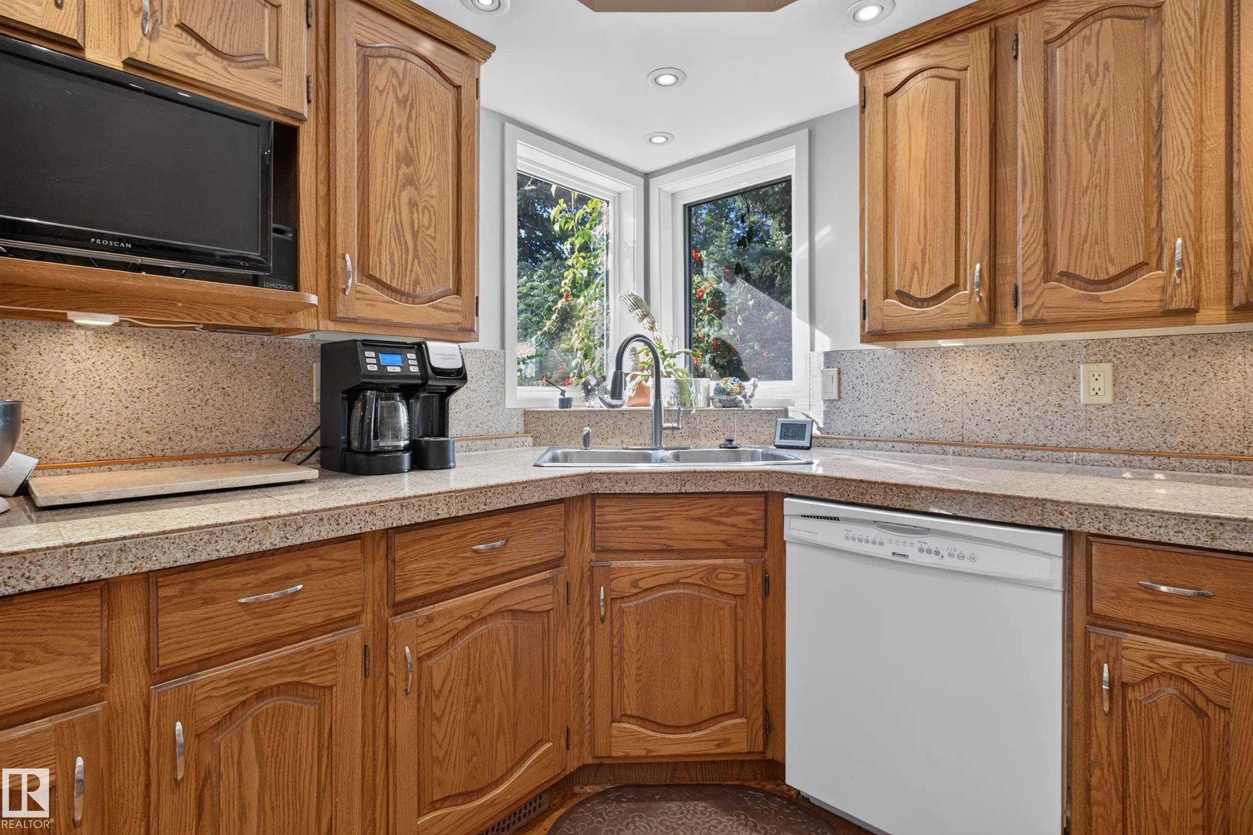 15 HICKORY Crescent