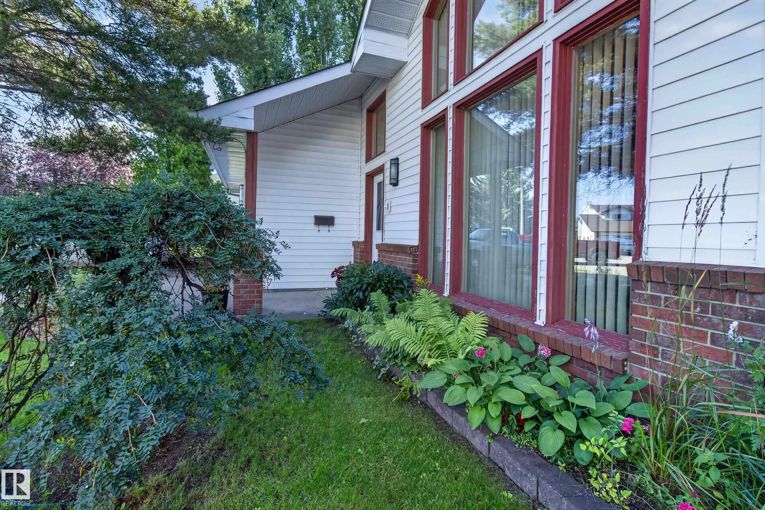 15 HICKORY Crescent