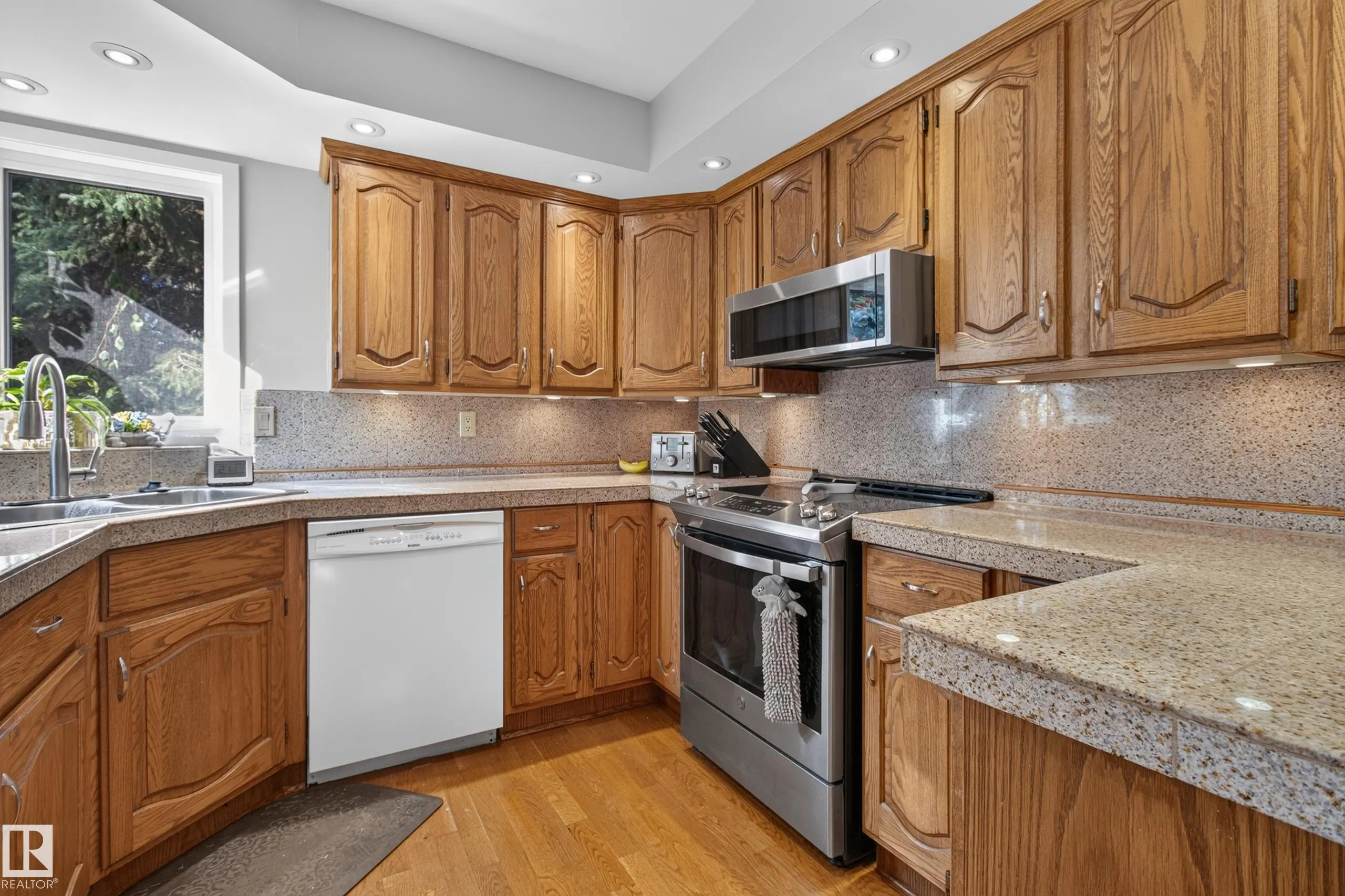 15 HICKORY Crescent